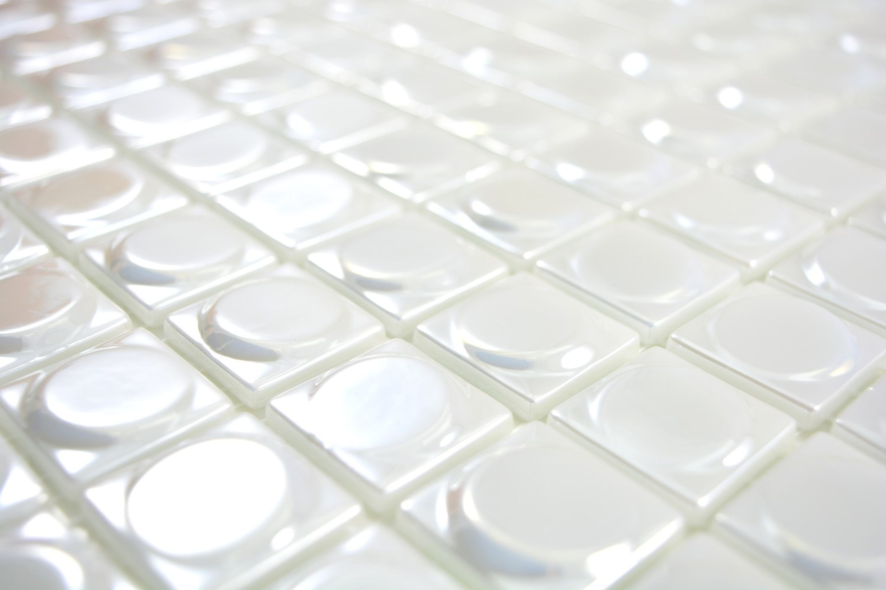 Recycling Fliese Nachhaltiger weiss Mosani Wandbelag Mosaikfliesen Glasmosaik metallic