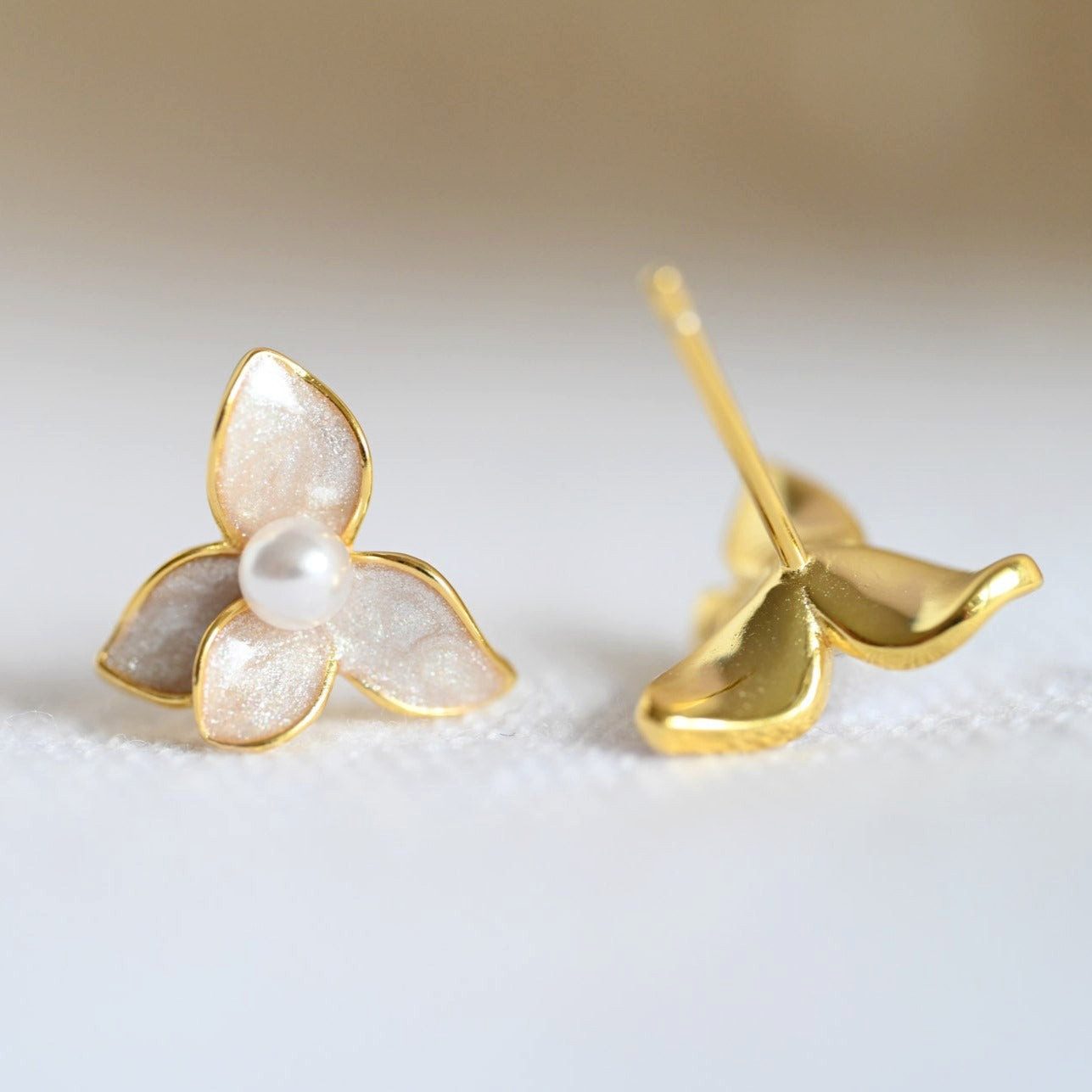 Runde Perlé Paar Ohrstecker Helena, Blume und Perle, kleine emaillierte Blu günstig online kaufen