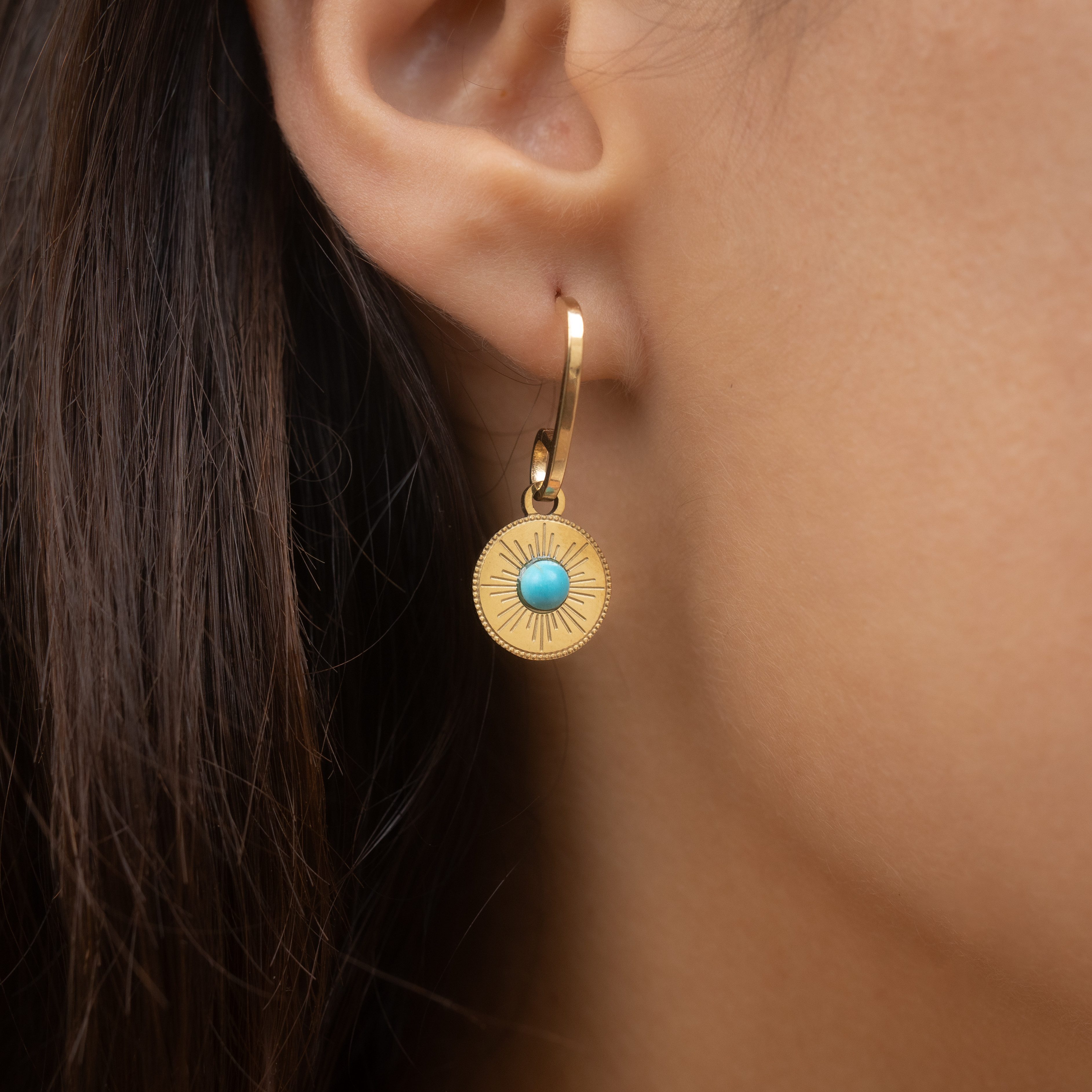 Made by Nami Ohrring-Set Edelstahl Ohrringe Gold hängend mit Sonnen Anhänger und türkisem Stein, Boho Schmuck Damen Wasserfest – Bild 5 von 5