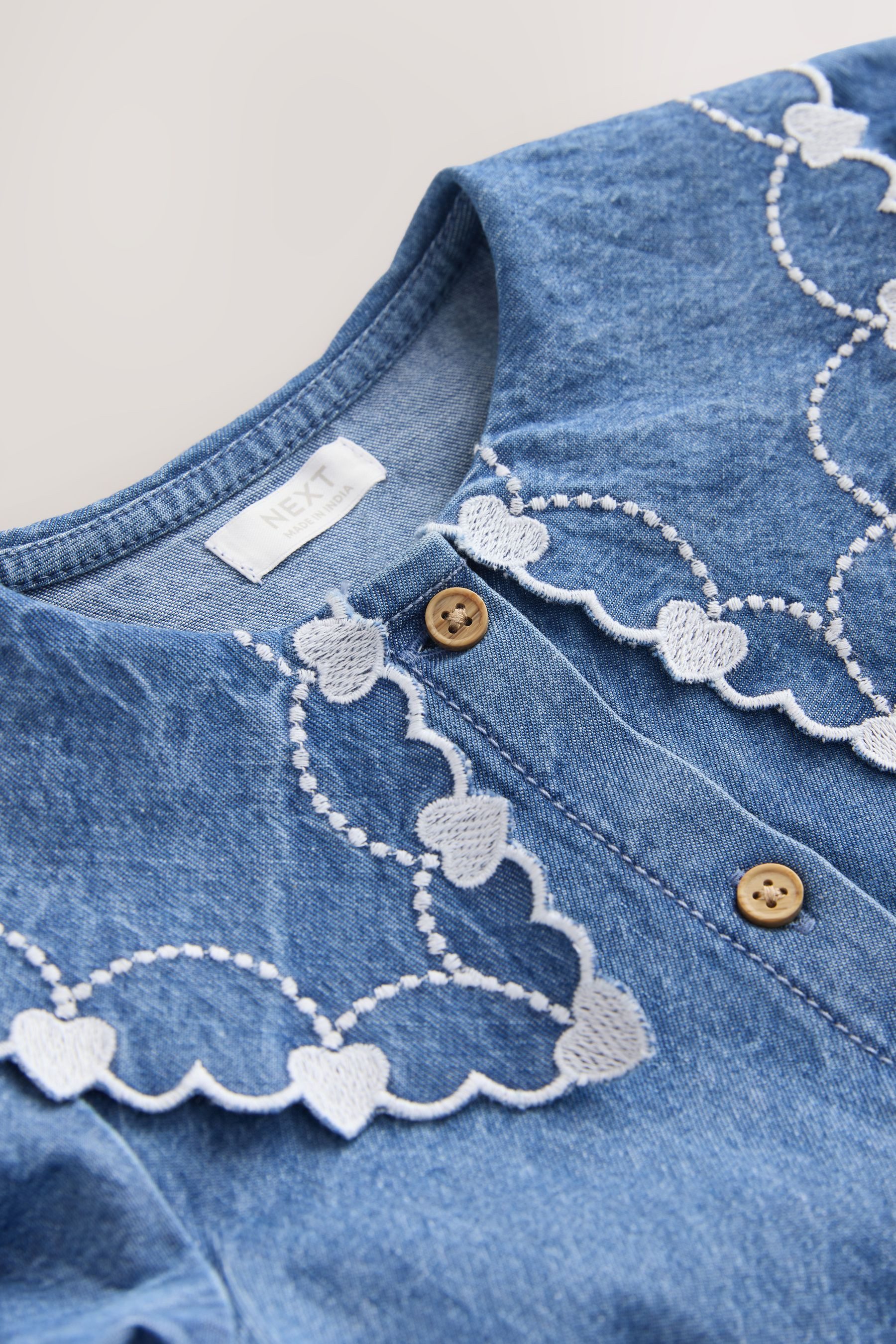 Next Jeanskleid Langärmeliges Sommerkleid mit Stickerei und Kragen (1-tlg)