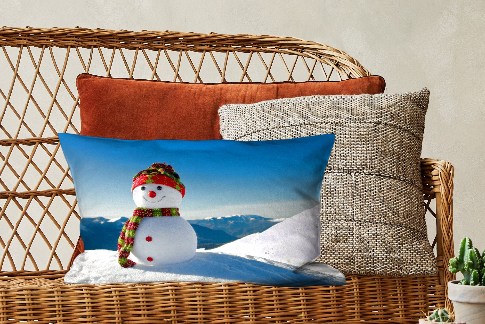 Dekokissen Weihnachtspuppe verschneiten Schlafzimmer in MuchoWow Landschaft Zierkissen, mit Füllung, Dekokissen Wohzimmer Eine Winter, im der Dekoration,