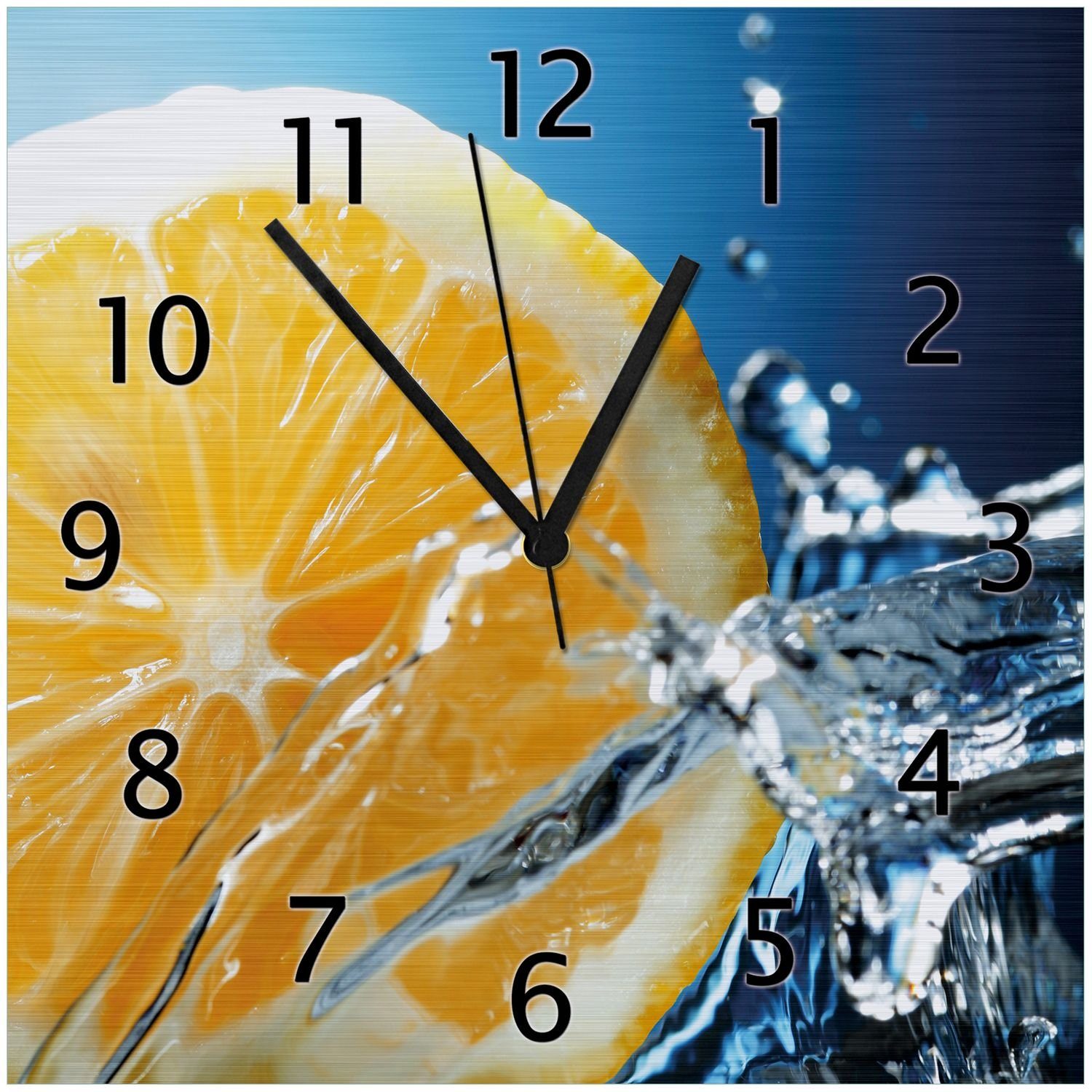 vor Wallario Wanduhr Orange Wasser in spritzigem Hintergrund (Aluverbunduhr) blauem