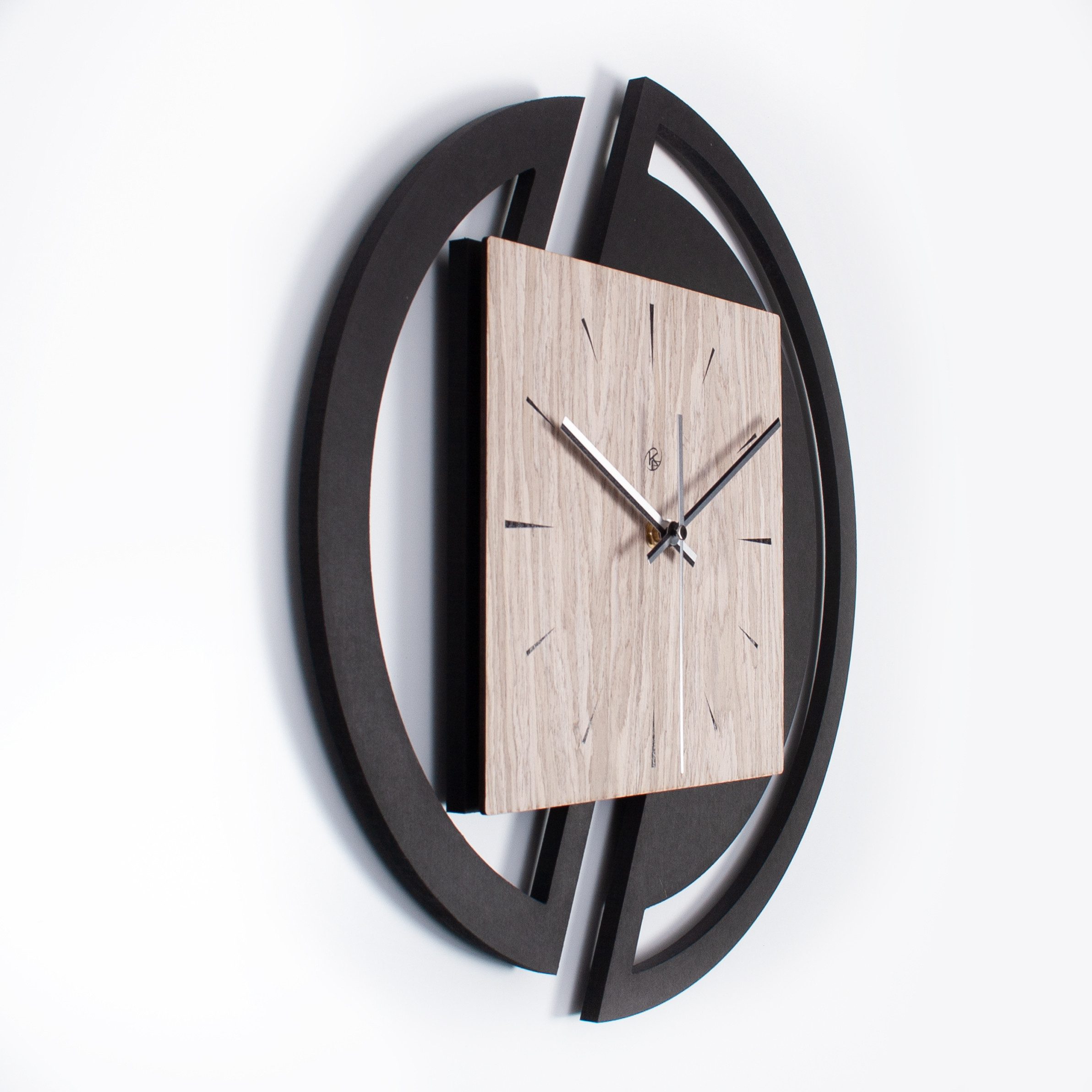 Kreative Feder Wanduhr Runde Designer-Wanduhr aus Holz (stilvoller Akzent aus Graueiche-Furnier; Hergestellt in Deutschland)