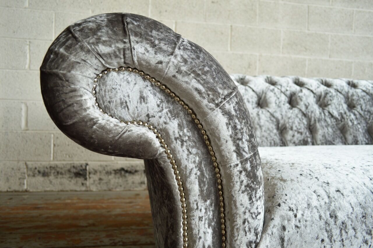 Xlmoebel Chesterfield-Sofa Silbernes Textil-Leder Sofa im Chesterfield-Stil, Hergestellt in Europa