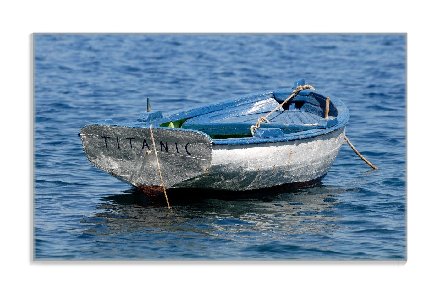 Wallario Frühstücksbrett Kleines Ruderboot, ESG-Sicherheitsglas, (inkl. rutschfester Gummifüße 4mm, 1-St), 14x23cm