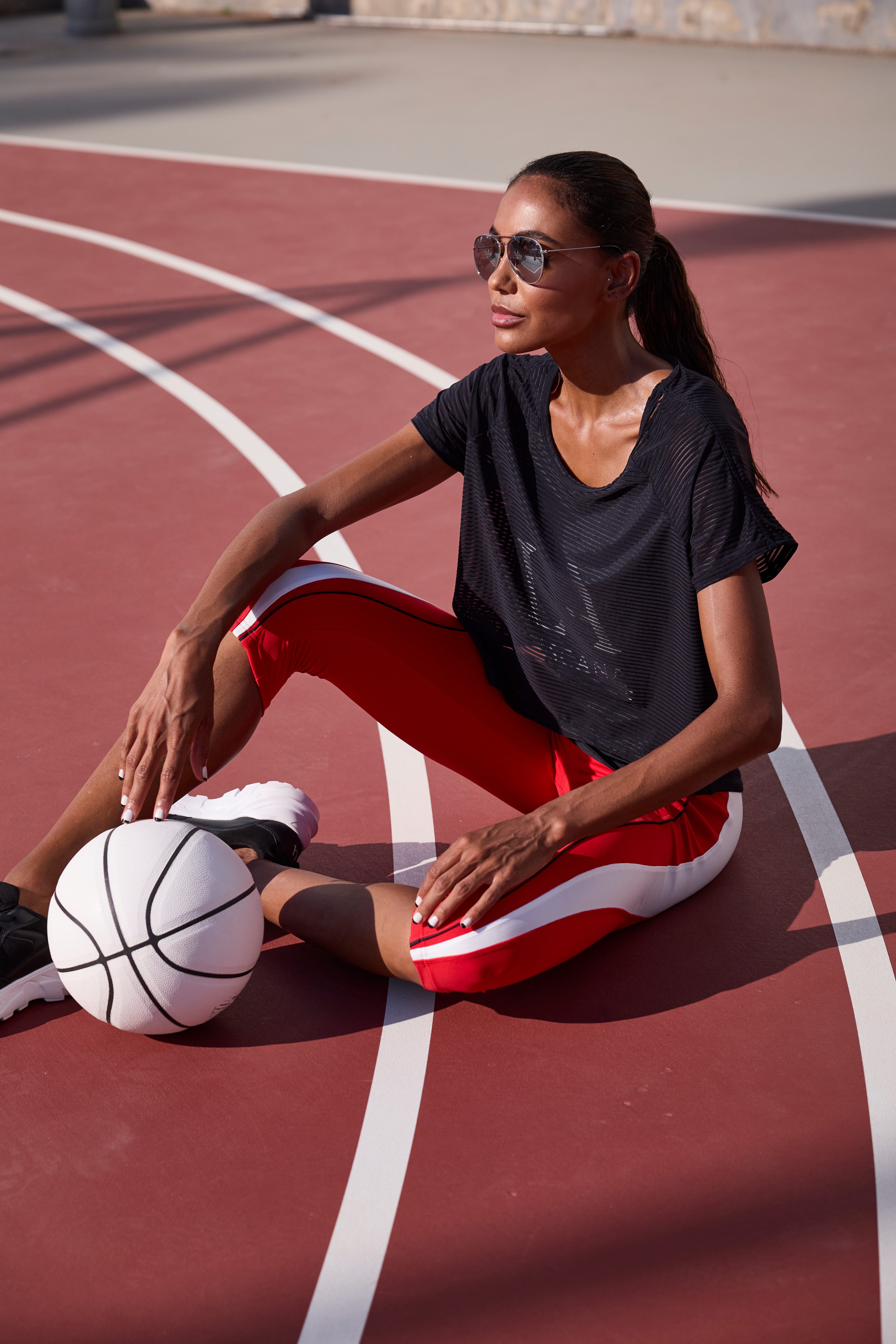 LASCANA ACTIVE Caprihose mit seitlichem Kontrasteinsatz