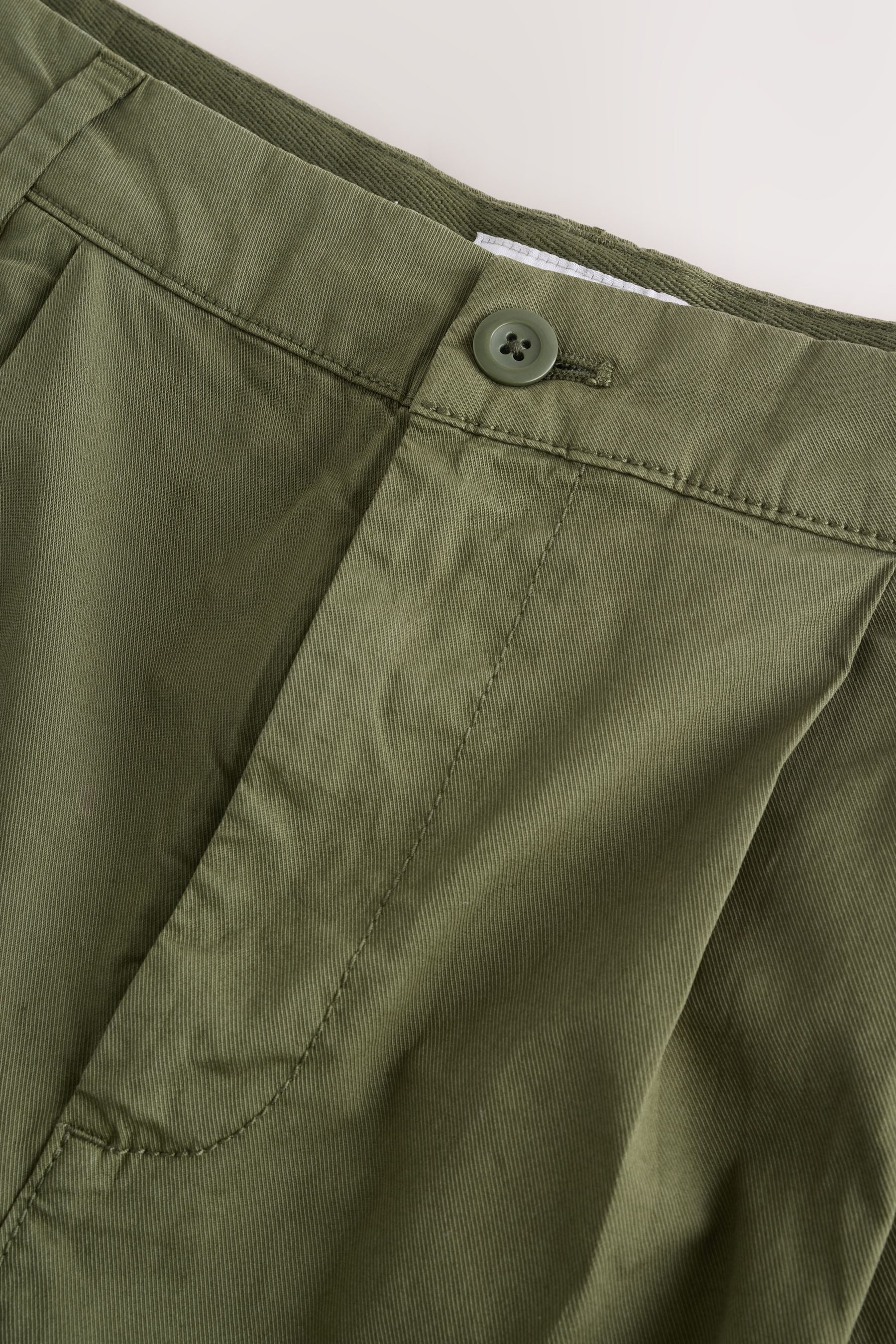 Next Chinohose Sommerliche Regular Fit Chinohose mit Bundfalten (1-tlg)