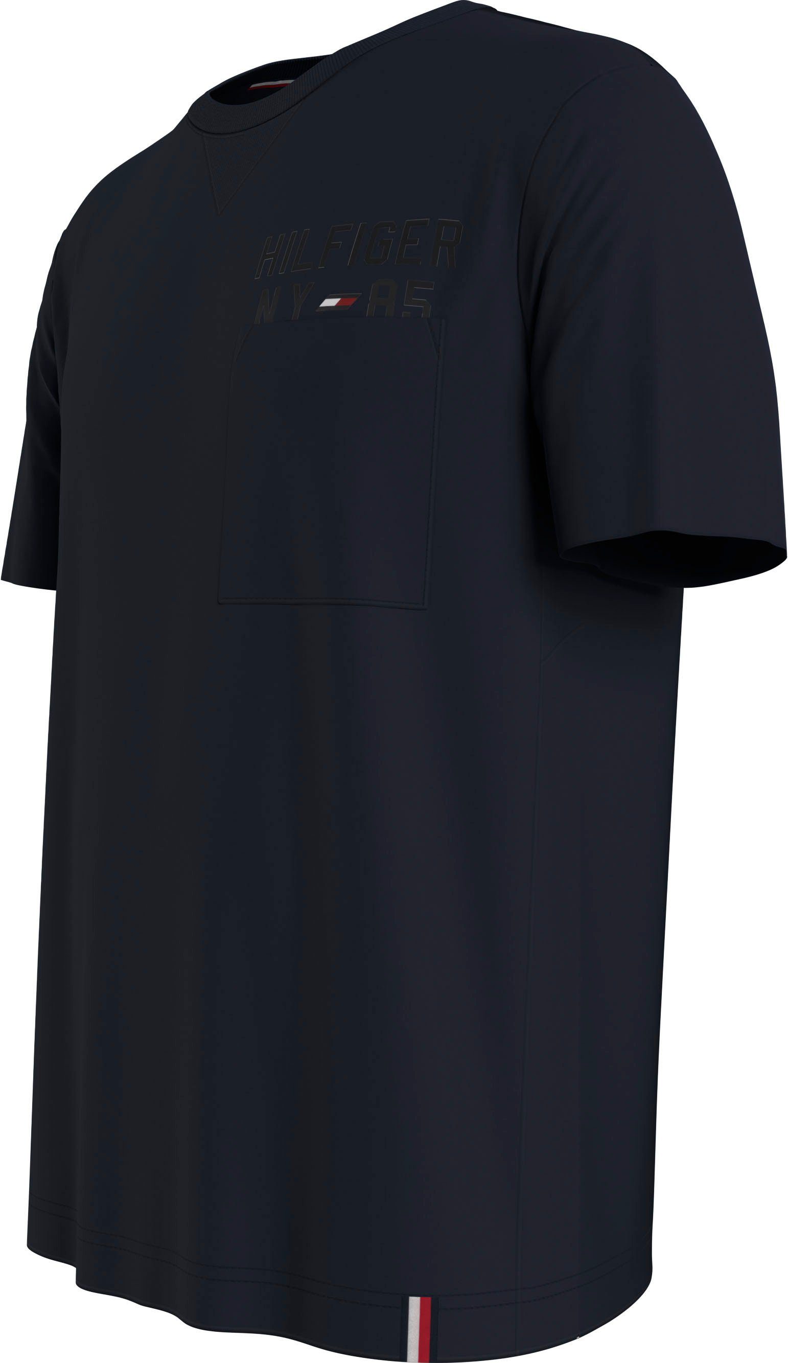 Sport der GRAPHIC Hilfiger Brusttasche Hilfiger S/S Sky TEE Tommy mit über T-Shirt Desert Logoschriftzug Tommy