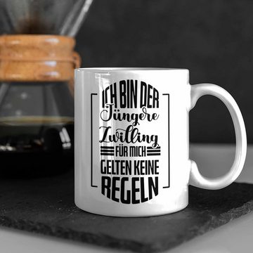 Trendation Tasse Lustige Tasse für den jüngeren Zwilling Lustiges Geschenk Geburtstag W