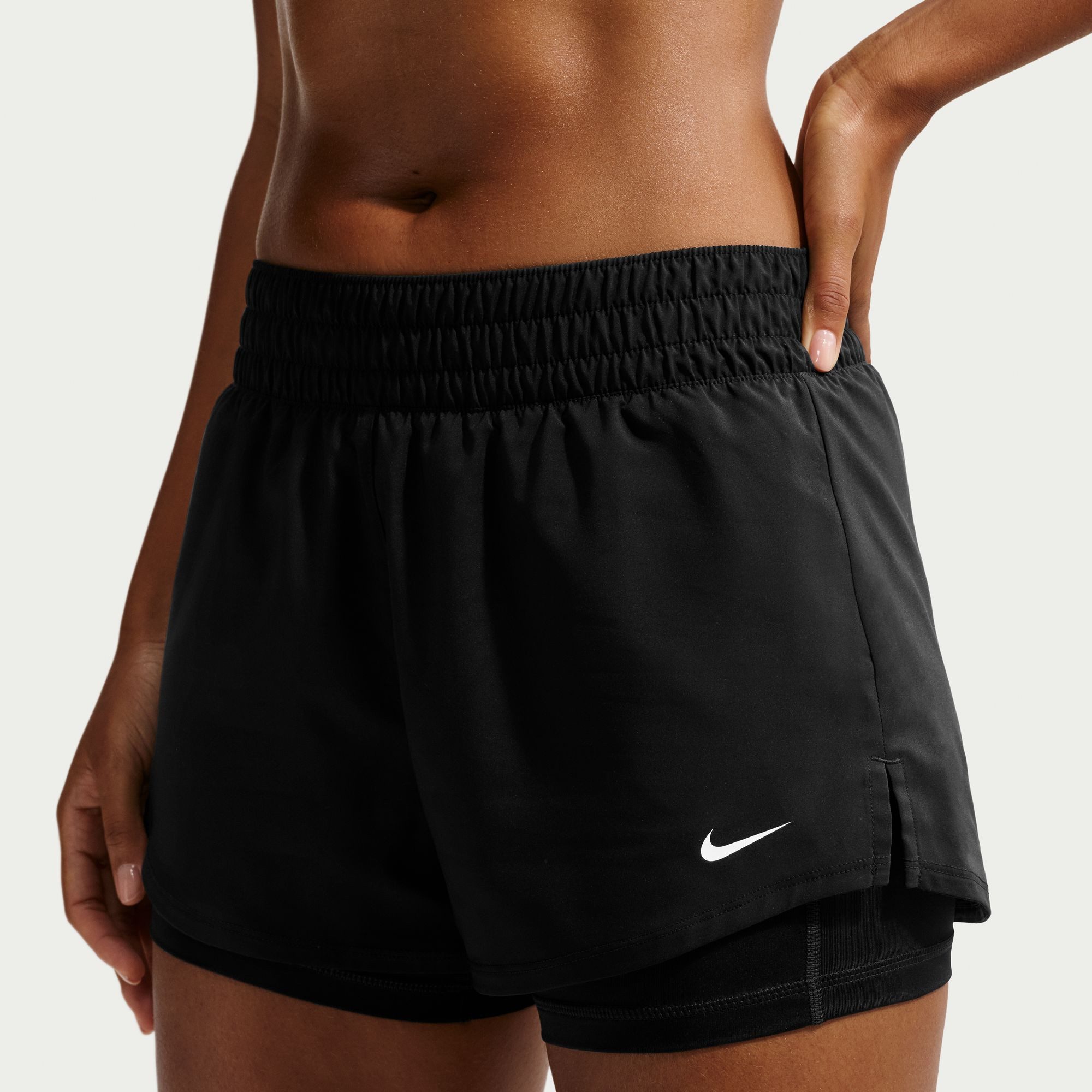 Nike Shorts W NK ONE DF MR 3IN 2N1 SHORT mit mittelhohem Bund, für Fitness, sportlich, 3IN