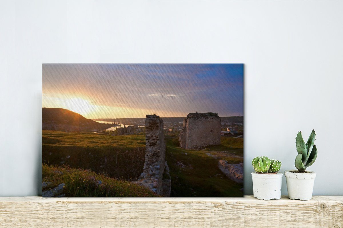 OneMillionCanvasses® Leinwandbild Sonnenuntergang über Wandbild Leinwandbilder, Krim St), Sebastopol, Festung bei (1 der einer Wanddeko, Aufhängefertig, auf alten cm 30x20