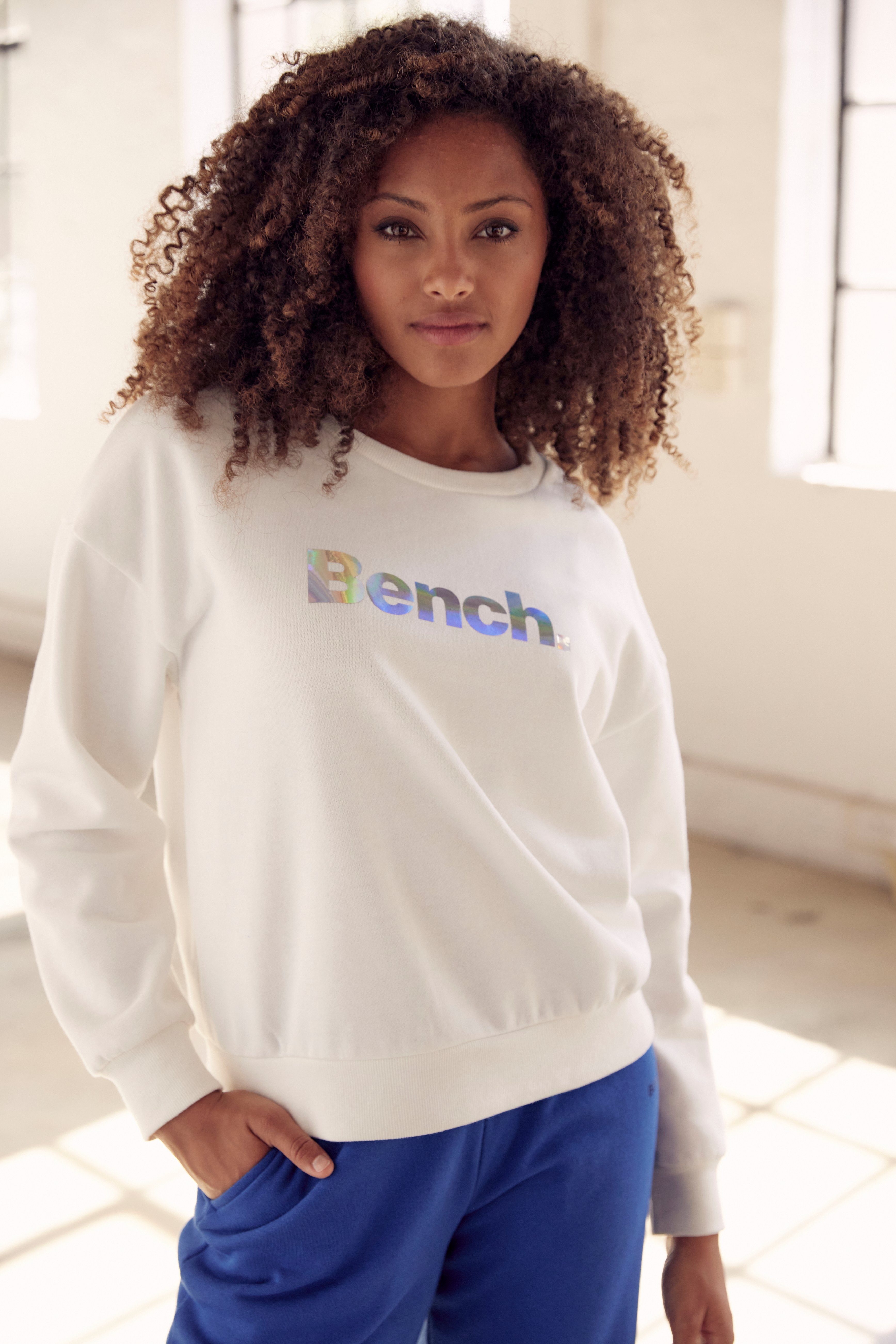 Bench. Loungewear Sweatshirt -Loungeshirt mit glänzendem Logodruck, Loungewear, Loungeanzug weiß