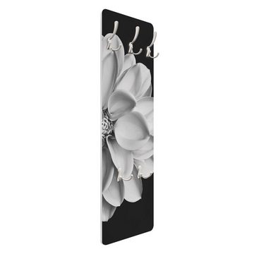 Bilderdepot24 Garderobenpaneel schwarz-weiß Blumen Floral Zarte Dahlie in Schwarz-Weiß Design (ausgefallenes Flur Wandpaneel mit Garderobenhaken Kleiderhaken hängend), moderne Wandgarderobe - Flurgarderobe im schmalen Hakenpaneel Design