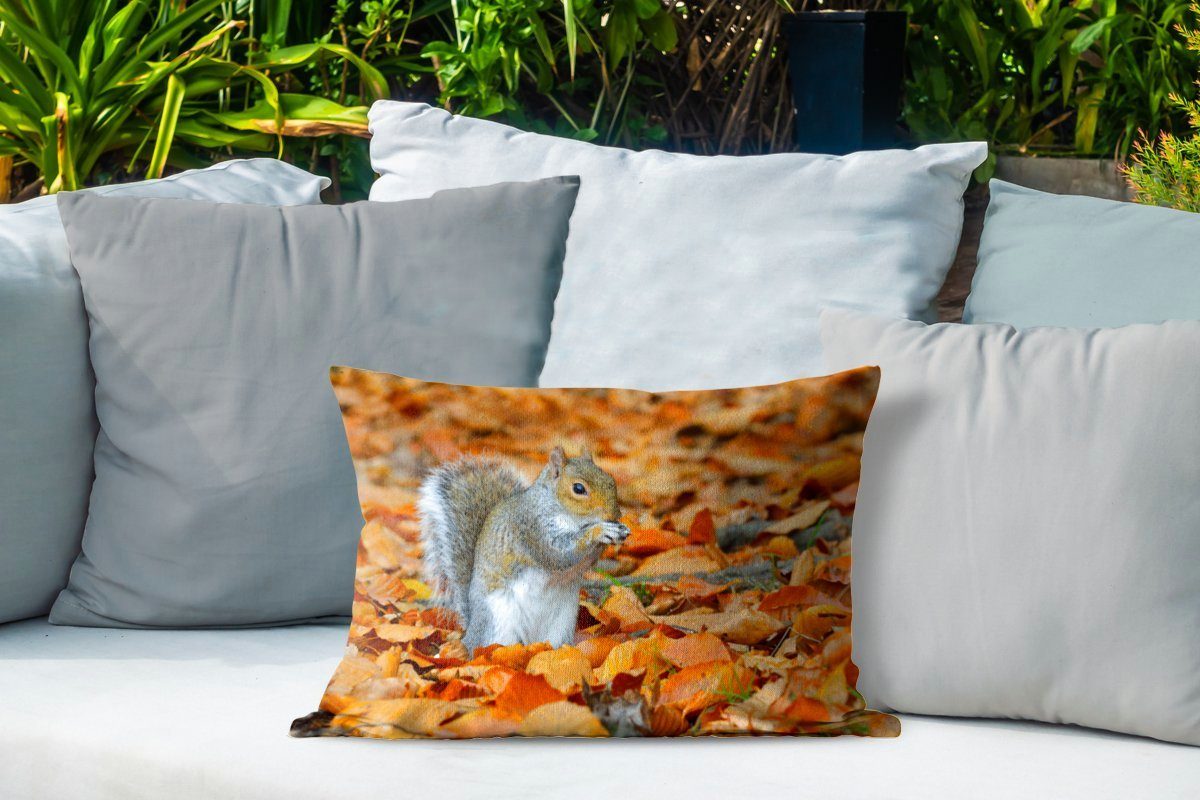 MuchoWow Dekokissen Eichhörnchen zwischen dem Kissenhülle Herbstlaub, Dekokissenbezug, Outdoor-Dekorationskissen, Polyester