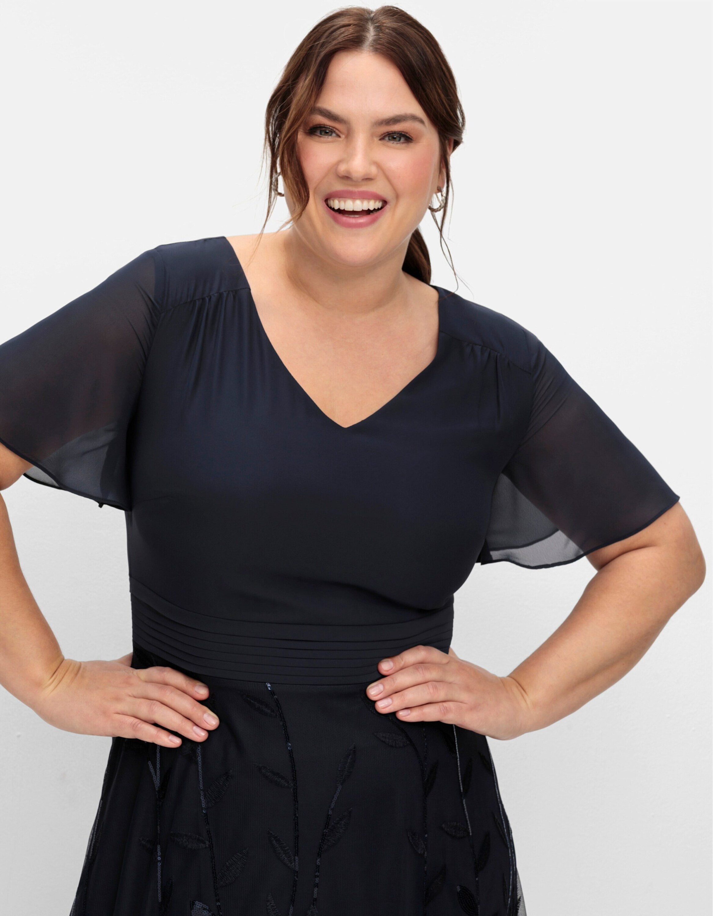 Sheego Etuikleid Abendkleid Kurzarm mit Stickerei und Pailletten am Rock – Bild 3 von 5