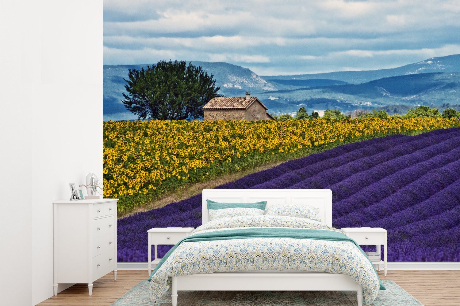 MuchoWow Fototapete Bauernhaus mit Sonnenblumen eines (6 Lavendelfeldes, Wohnzimmer, bedruckt, Nähe St), für Tapete in Montagefertig der Vinyl Matt, Wandtapete