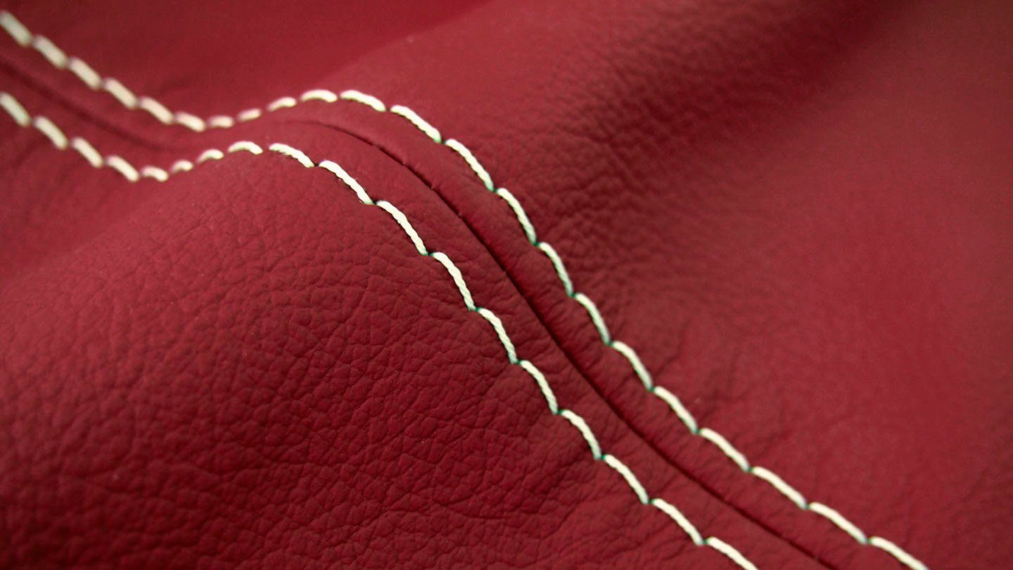 W.SCHILLIG Z59 Normaltiefe, ruby Armlehnenverstellung, Kontrastnaht 2-Sitzer mit mit taboo, red inklusive