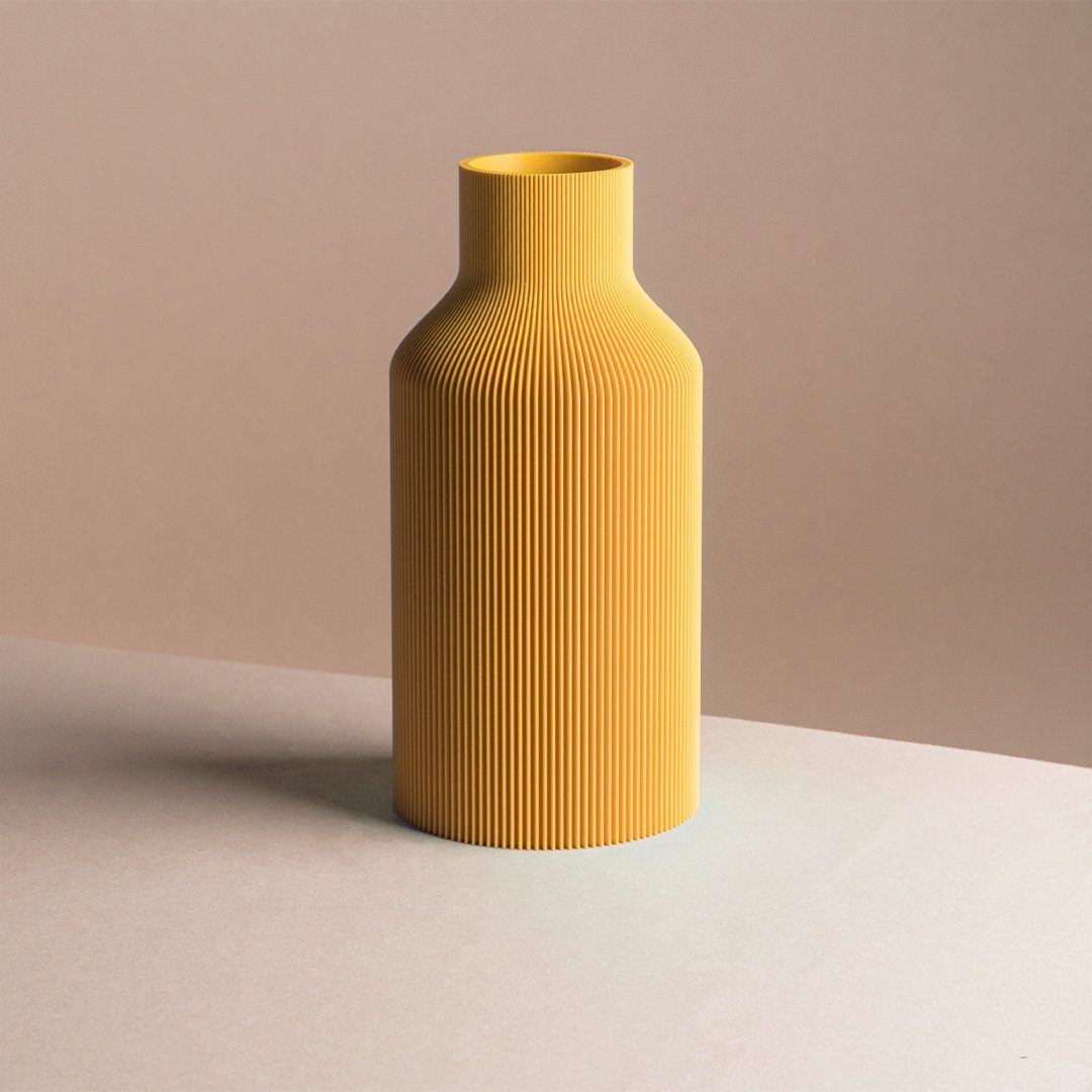 Dennismaass. Dekovase FLASCHE, 3D Druck, wundervolle Rillen-Optik, für Blumen aller Art, dekorative Vase aus dem 3D Drucker senfgelb