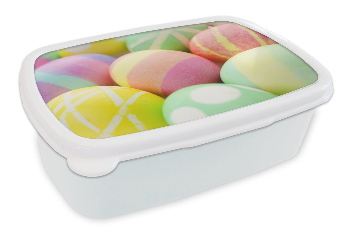 MuchoWow Lunchbox Eine Nahaufnahme der zu Ostern bemalten Eier, Kunststoff, (2-tlg), Brotbox für Kinder und Erwachsene, Brotdose, für Jungs und Mädchen weiß