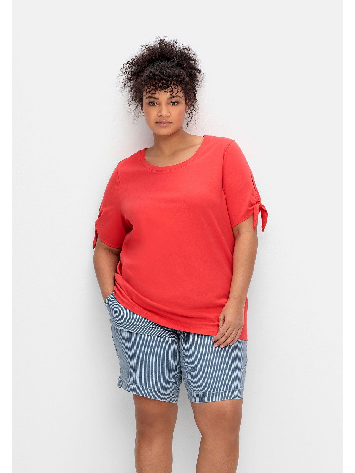 Sheego T-Shirt Große Größen mit Knotendetail am Ärmelsaum rot
