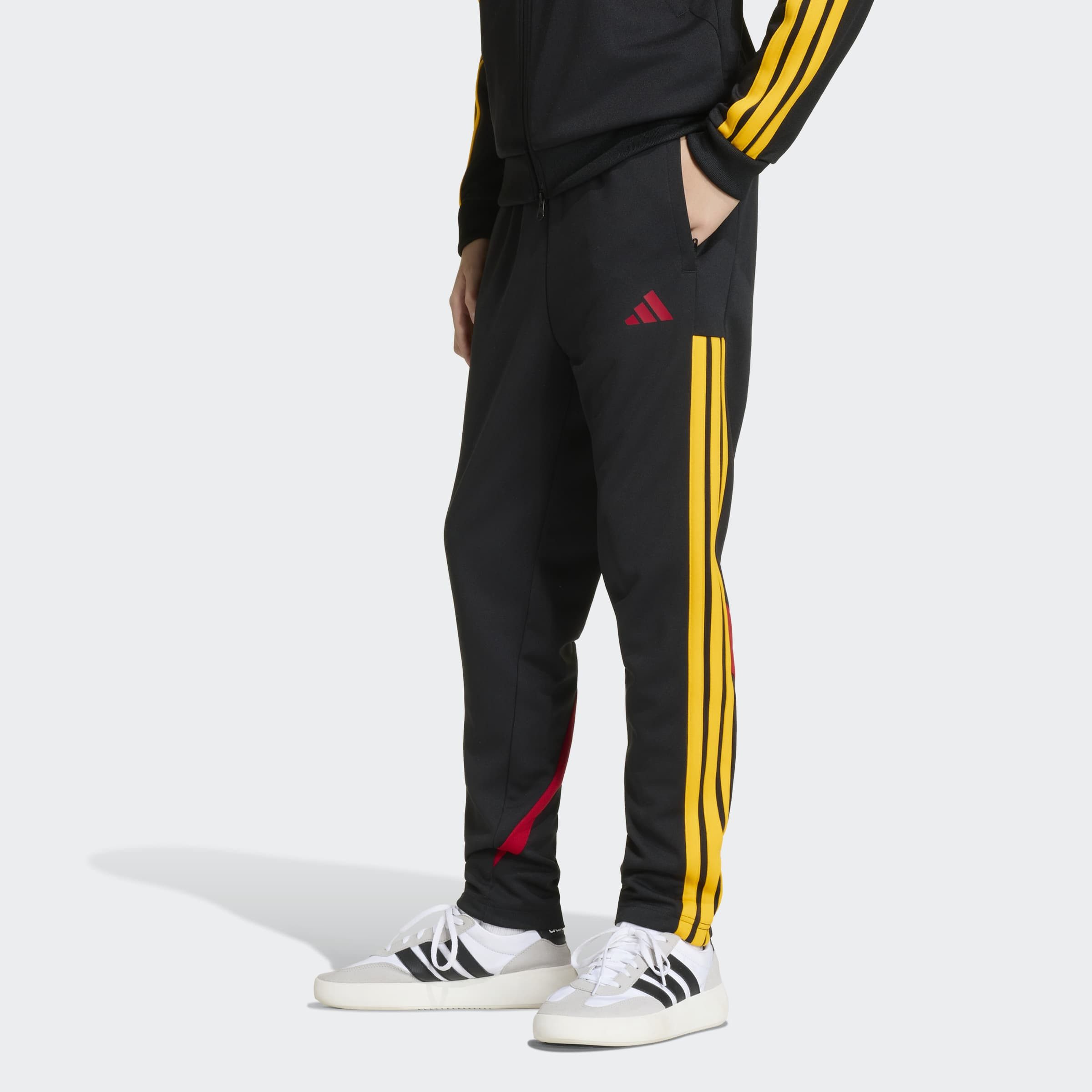 adidas Sportswear Sporthose HOUSE OF TIRO COLORS OF, HOHER BUND, WEITES BEIN mit normal-weiter Passform, ohne Verschluss