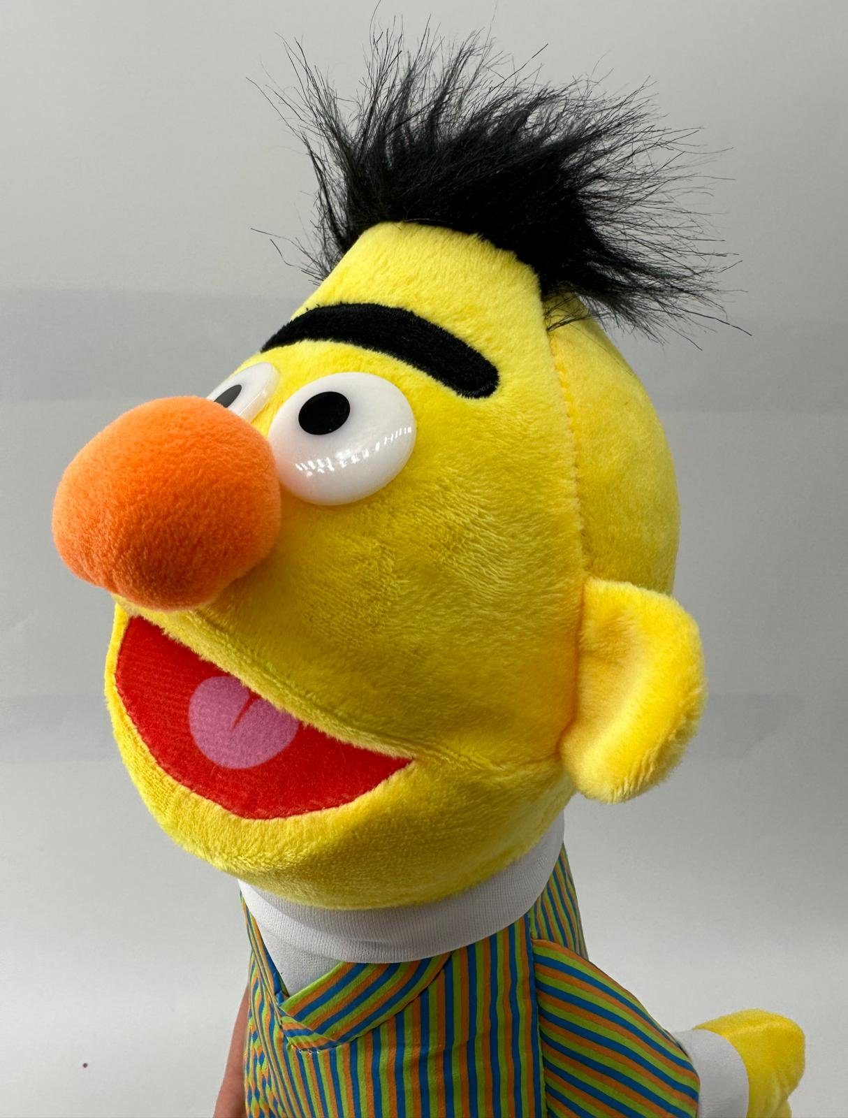 Sesamstrasse Kuscheltier Sesamstrasse Kuscheltier Bert Kuscheltier Plüsch Figur 45 cm (1-St), Super weicher Plüsch Stofftier Kuscheltier für Kinder zum spielen