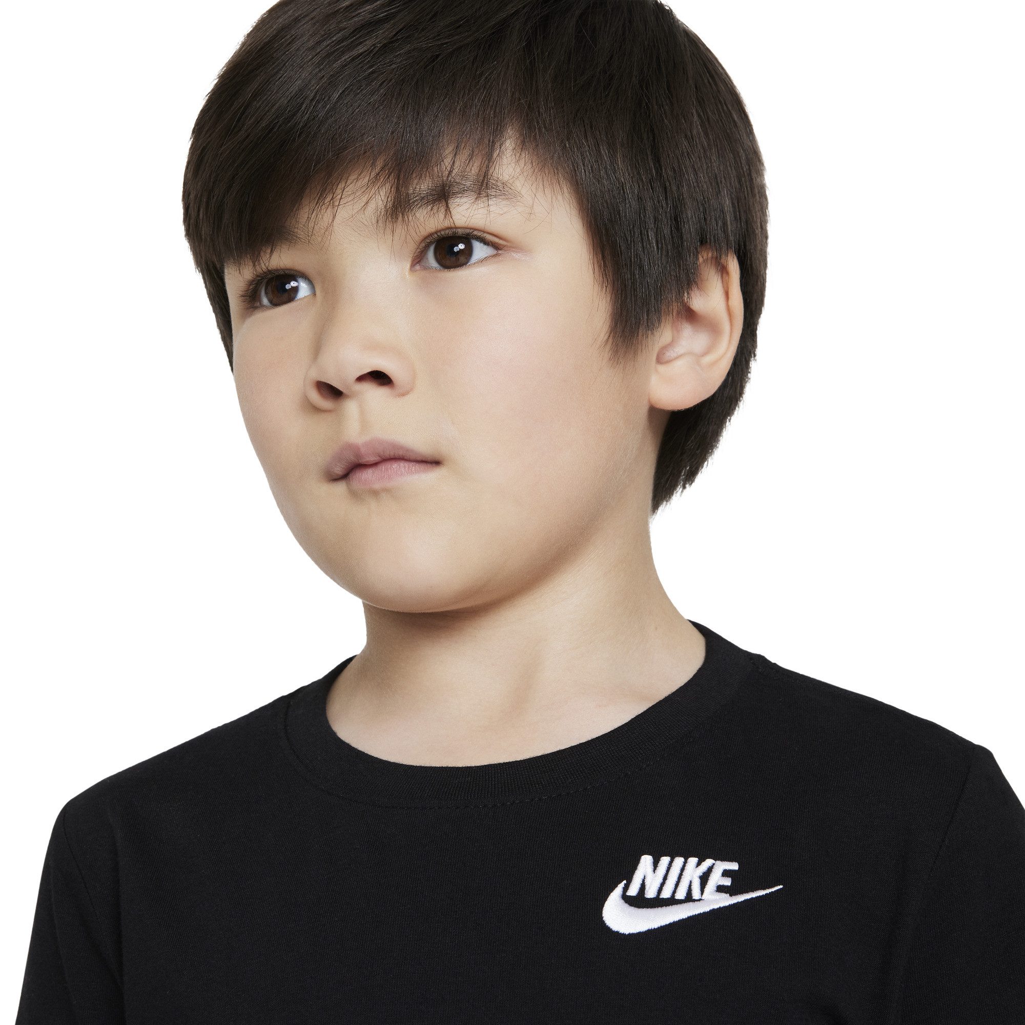 Nike Sportswear T-Shirt NKN NSW EMBROID FUTURA TEE für Kinder, sportlicher Stil, Rundhalsausschnitt