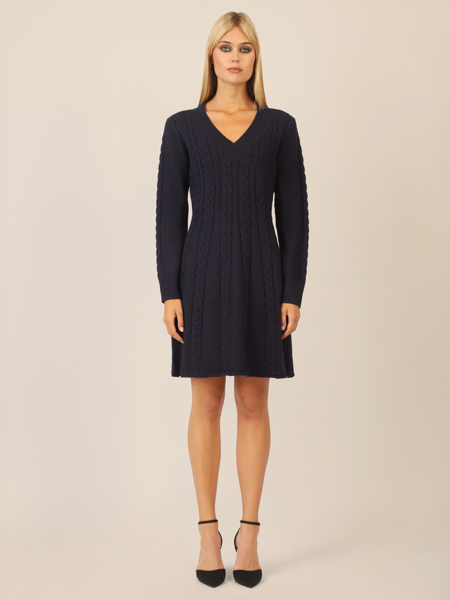 Apart Strickkleid mit Zopfmuster und V-Ausschnitt