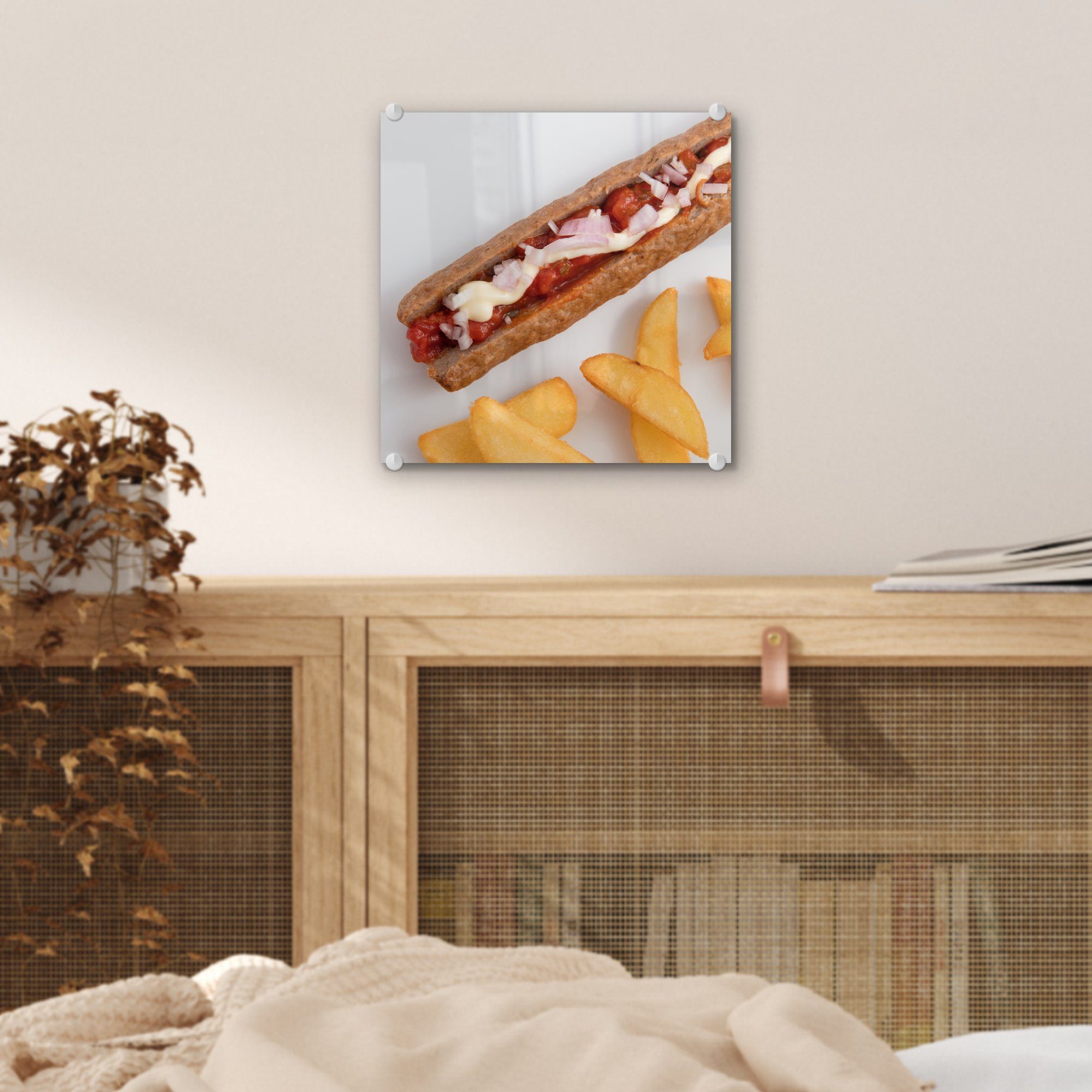 auf Gesegnete - auf - - Wanddekoration Wandbild St), Pommes Bilder Frikandelspezialität weißen, mit frites auf Foto (1 Glasbilder Glas einem MuchoWow Acrylglasbild Glas