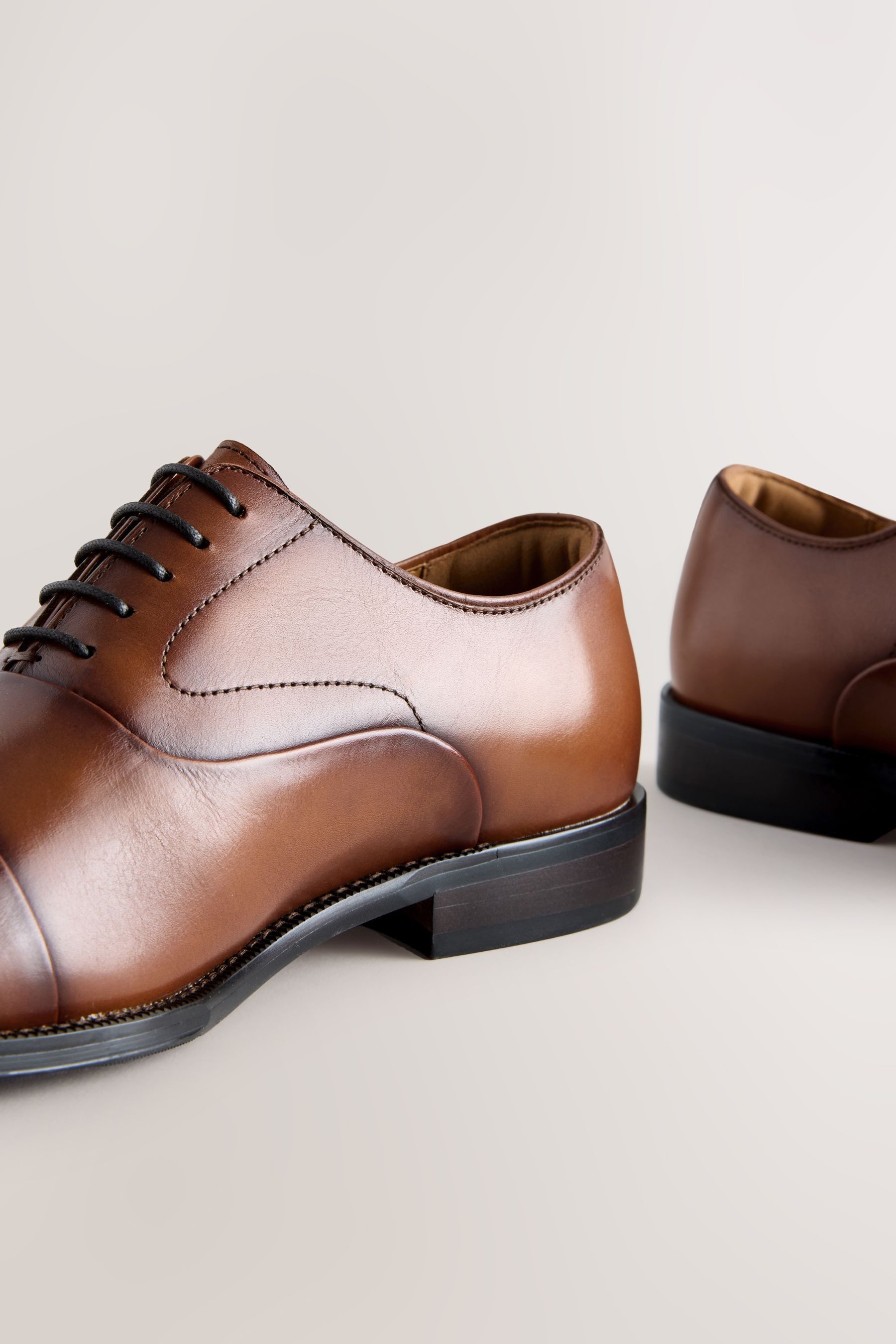 Next Oxfordschuh aus Leder mit Zehenkappe Schnürschuh (1-tlg)