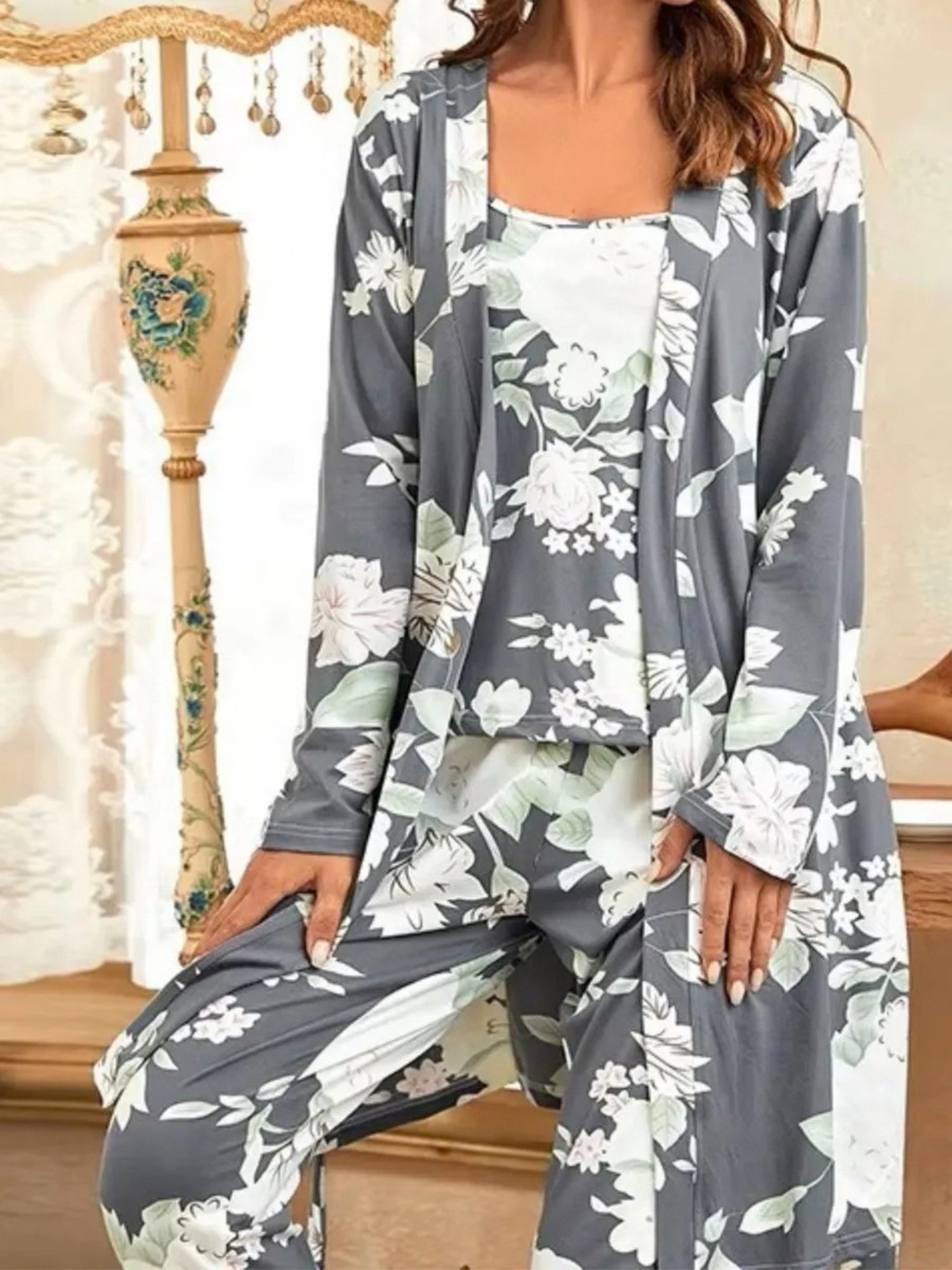 Elegant Love Schlafanzug Pyjama Damen mit Blumenprint – florale Nachtwäsche für Zuhause (Set, 3 tlg., Trägertop, lange Hose & Morgenmantel) …