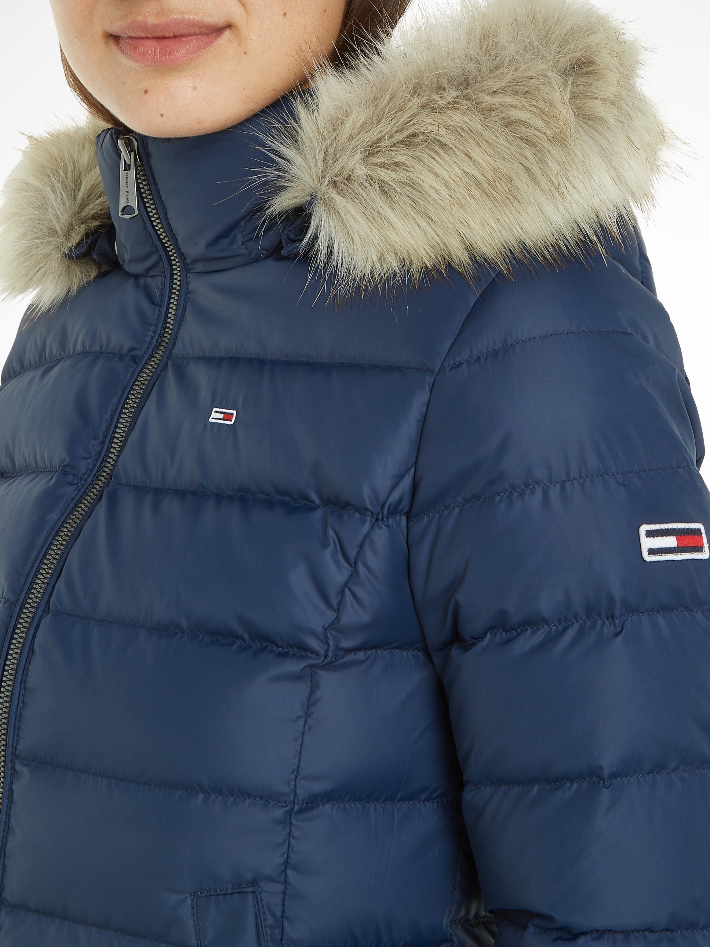 Tommy Jeans Daunenjacke BASIC HOODED DOWN JACKET mit Fellimitat an der Kapuze & Tommy Jeans Logo-Flag