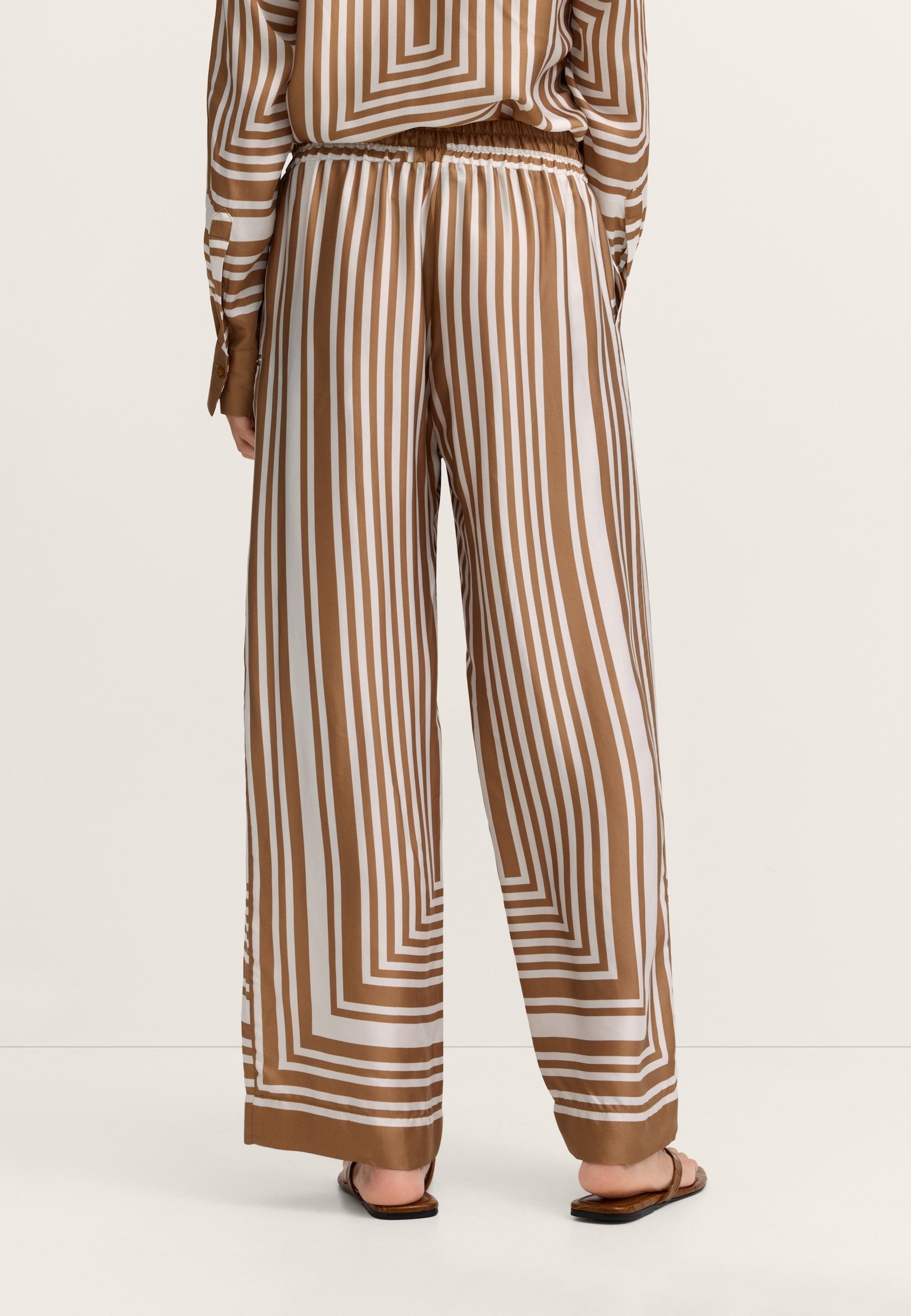 bugatti Stoffhose mit grafischem Print aus Viskose