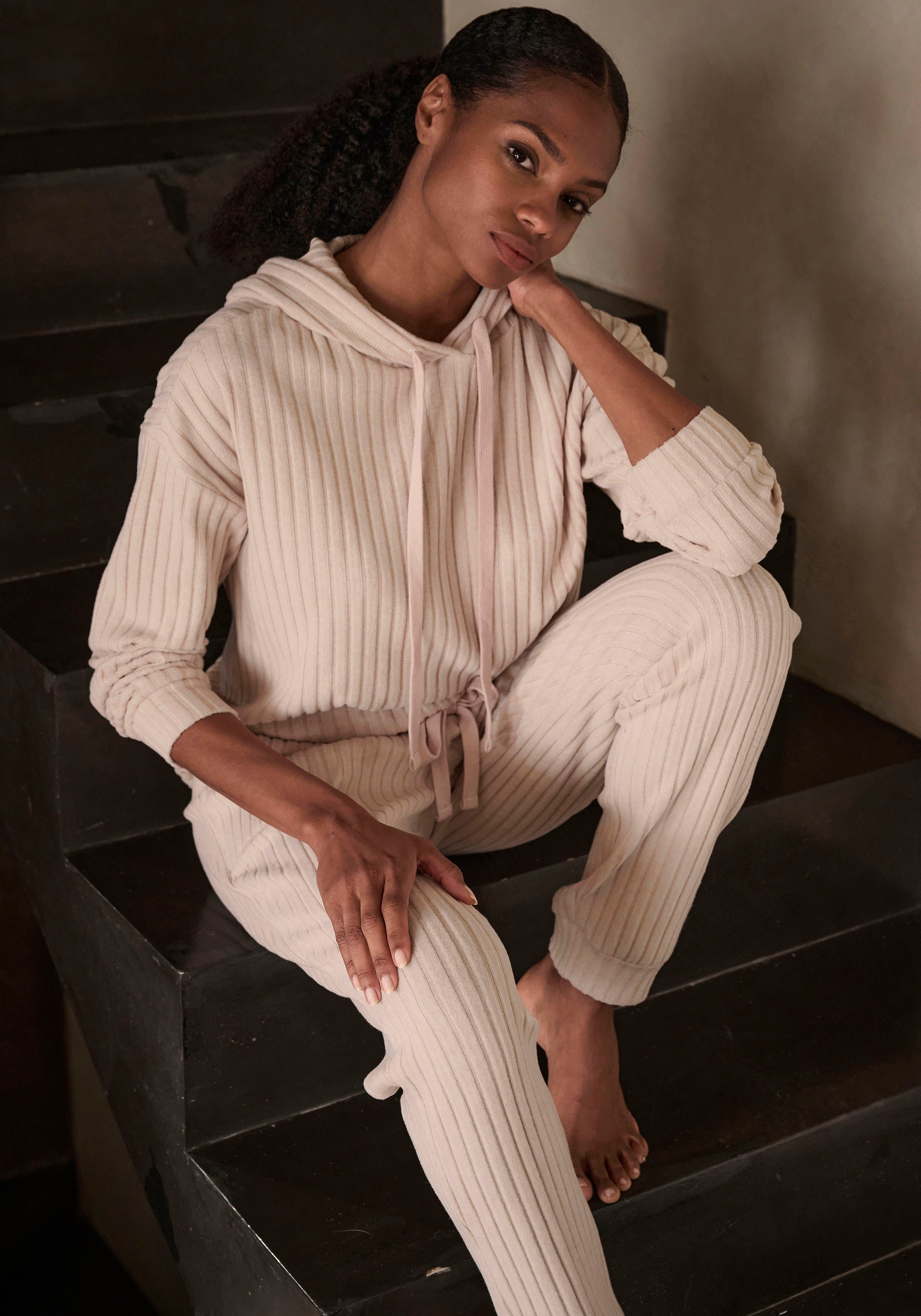 LASCANA Hoodie Strickpullover mit Kapuze und in melierter Optik, Loungewear – Bild 3 von 5