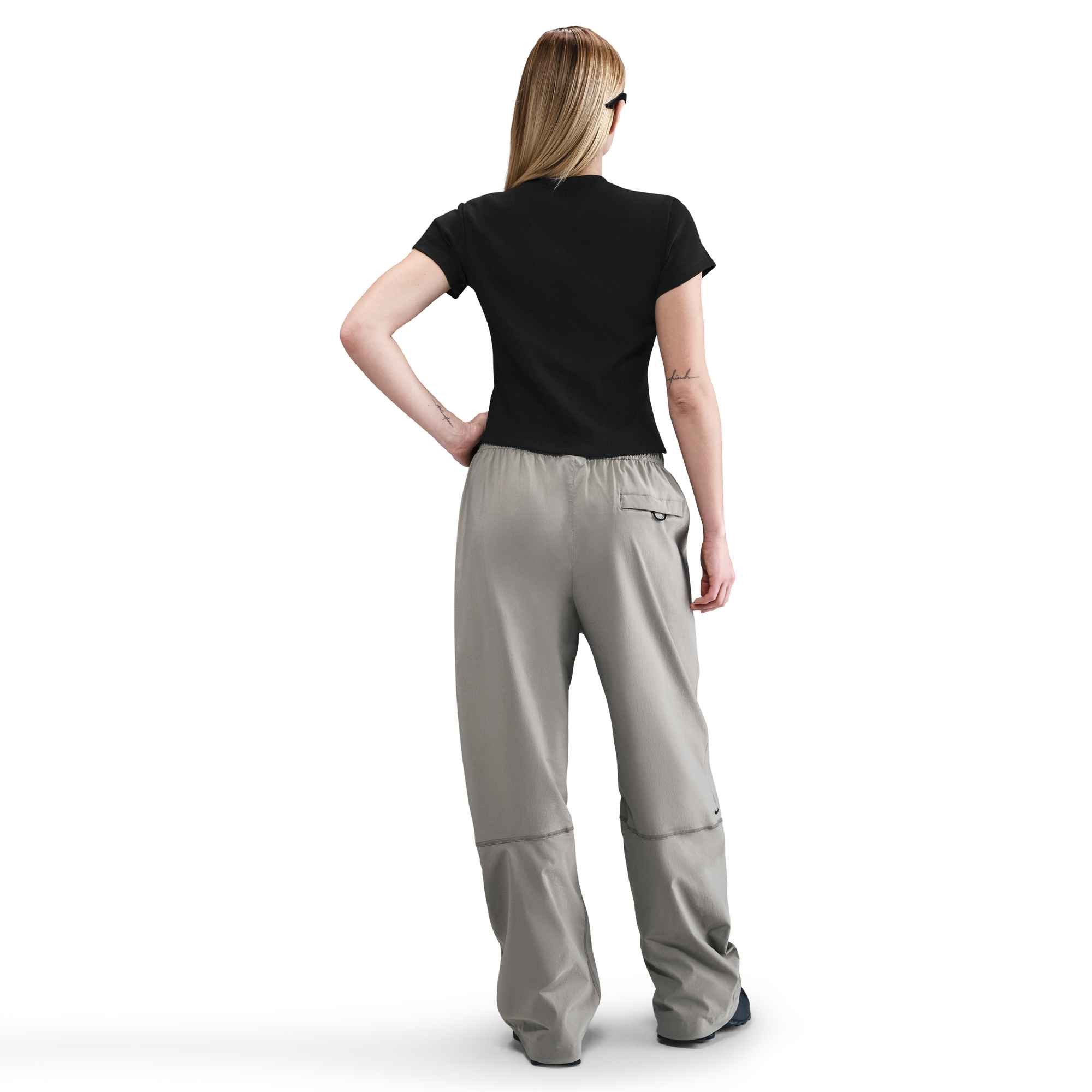 Nike Sportswear T-Shirt Nike Sportswear Women's Tight Ribbed Short-Sleeve T-Shirt mit Rundhalsausschnitt, kragenlos, Kurzarm, aus Feinripp-Material