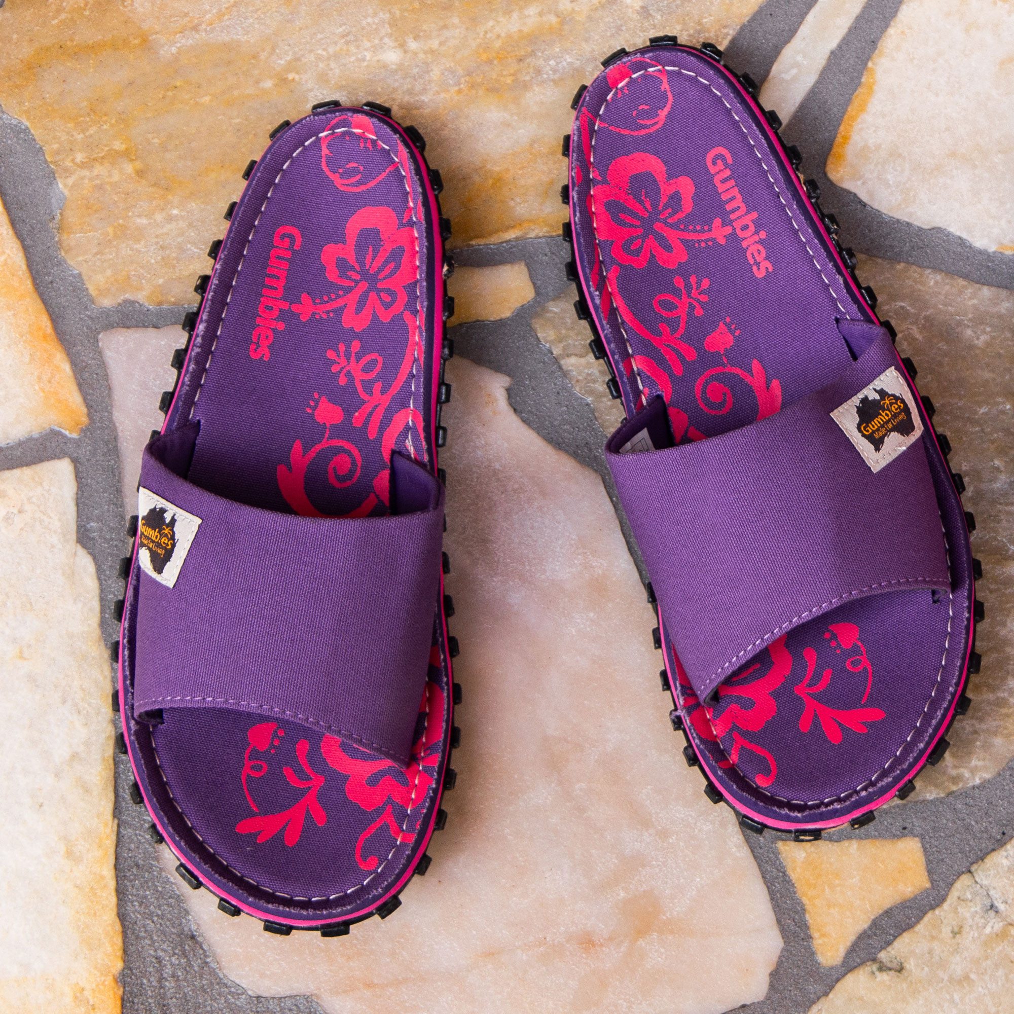 Gumbies Slides in Purple Hibiscus Pantolette Hergestellt aus recycelten Materialien