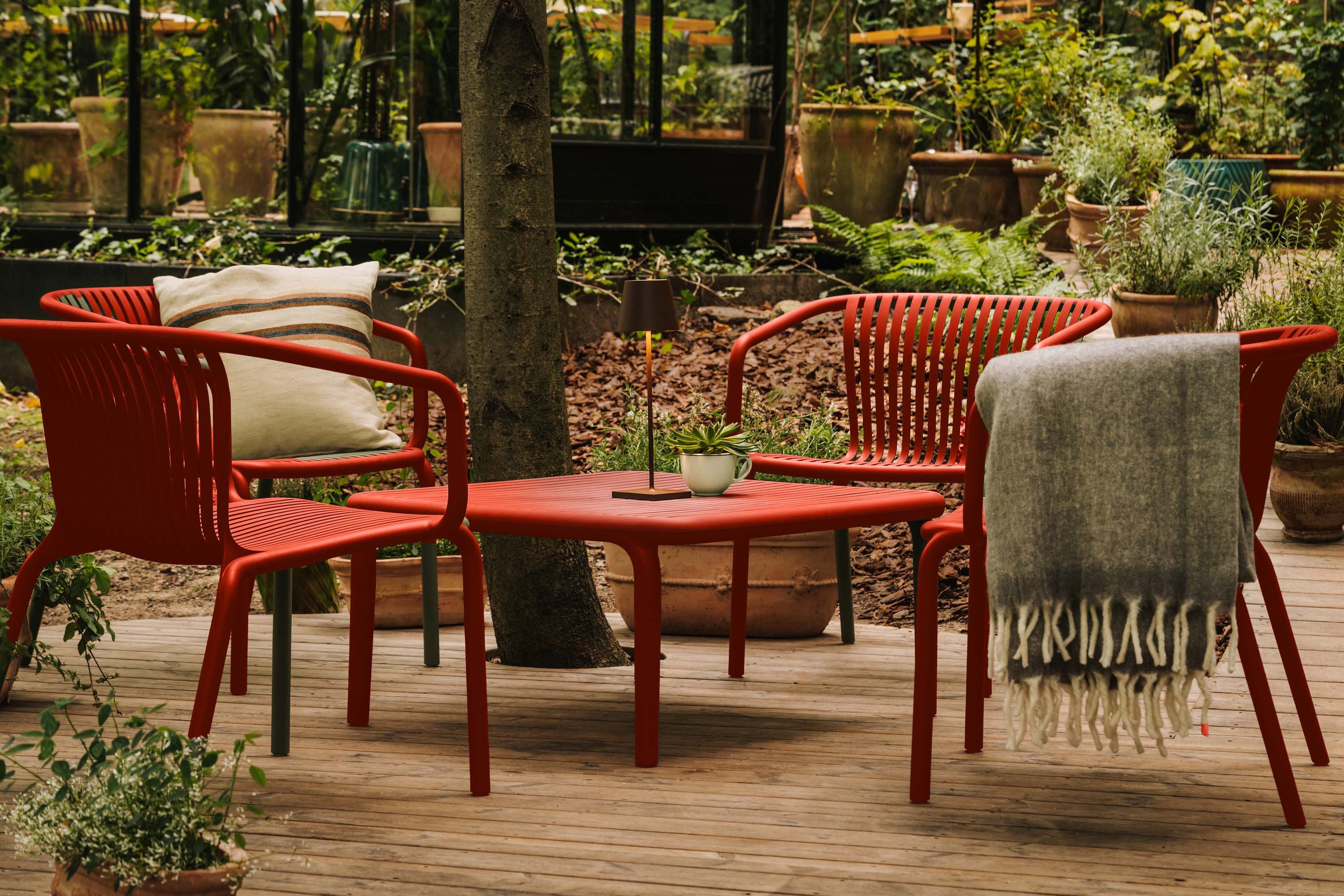 KONSIMO® Gartentisch FICCARI Balkontisch Outdoor Kaffeetisch, hergestellt in der EU, Wetterfestes Material, 100% recycelbar, Gartenmöbel, Höhe: 40,5 cm