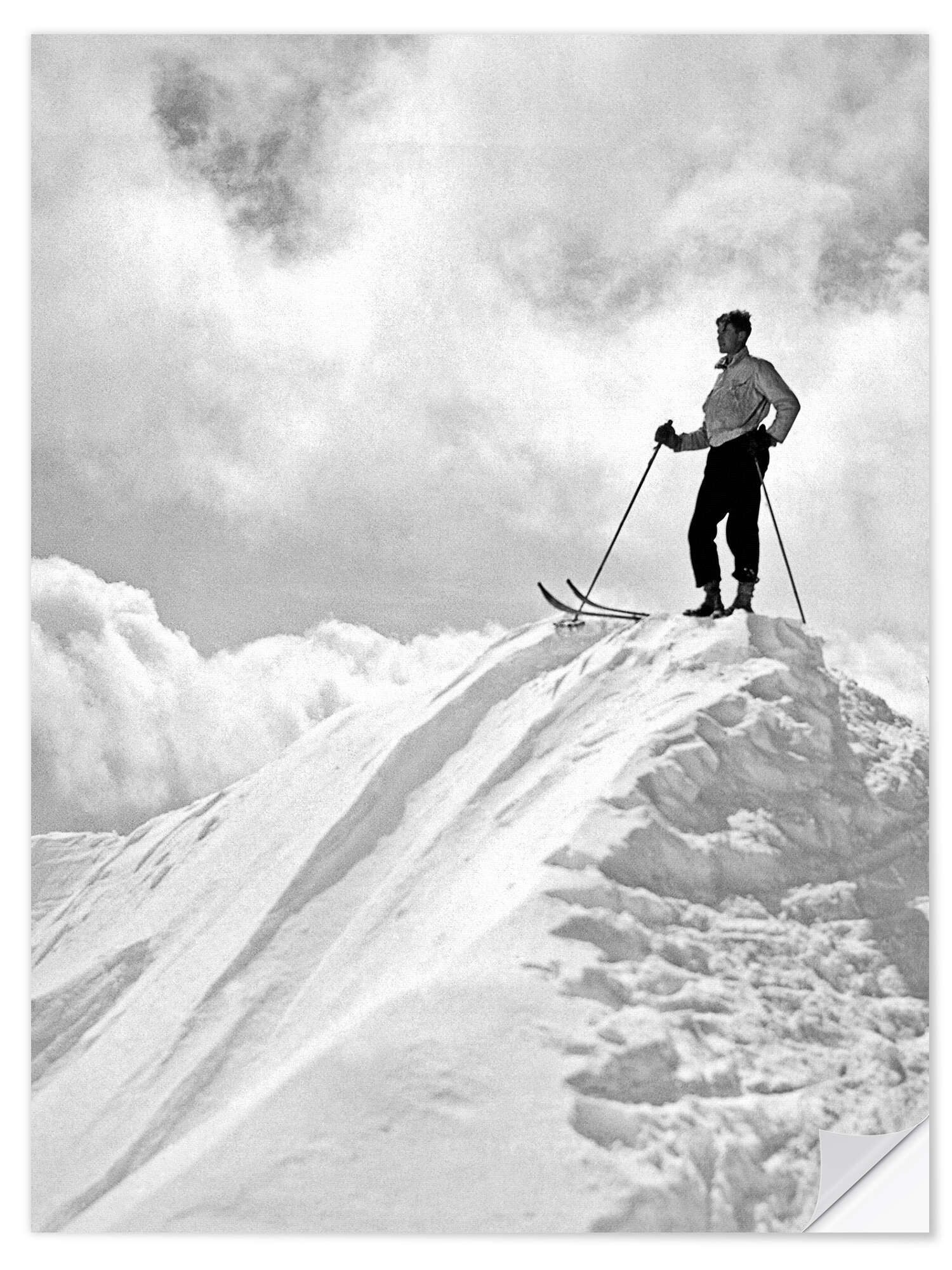 Posterlounge Wandfolie Vintage Ski Collection, Ein Skifahrer auf dem Gipfel, 1930er, Vintage Fotografie