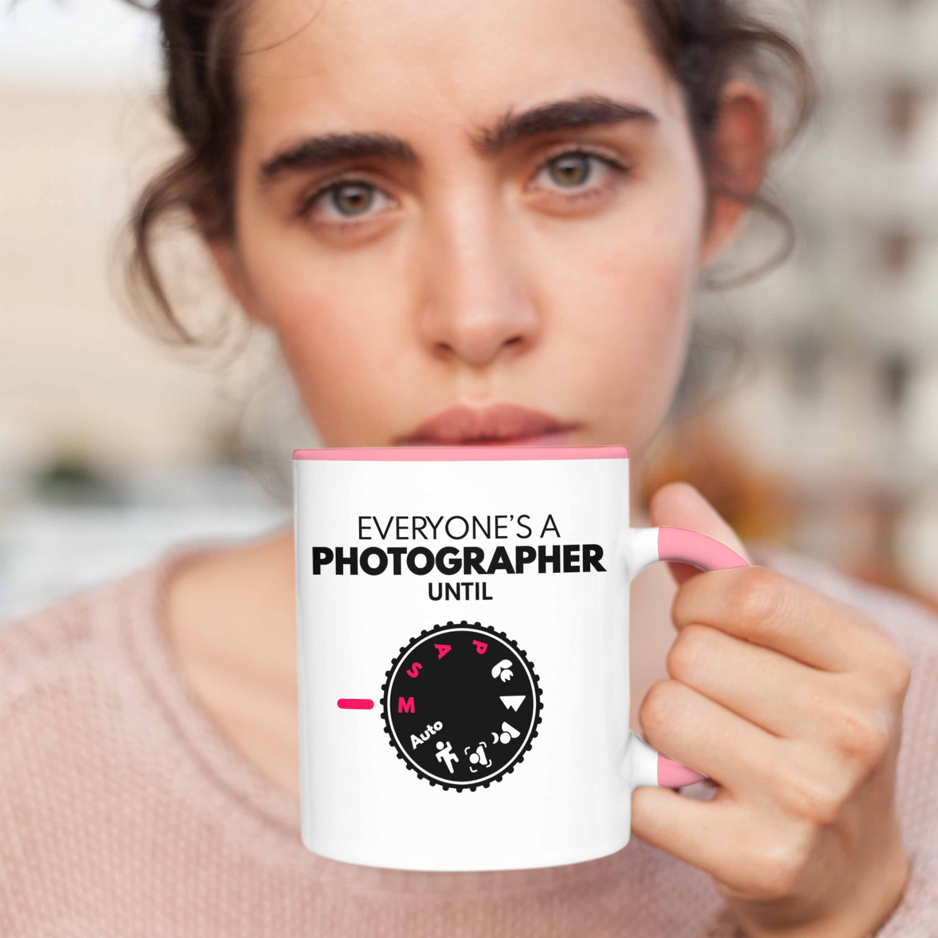 Trendation Tasse Trendation - Fotograf Geschenkideen Tasse Fotografieren Geschenk Lustig Kaffeetasse Grafik Rosa Insider Fotografie Zubehör