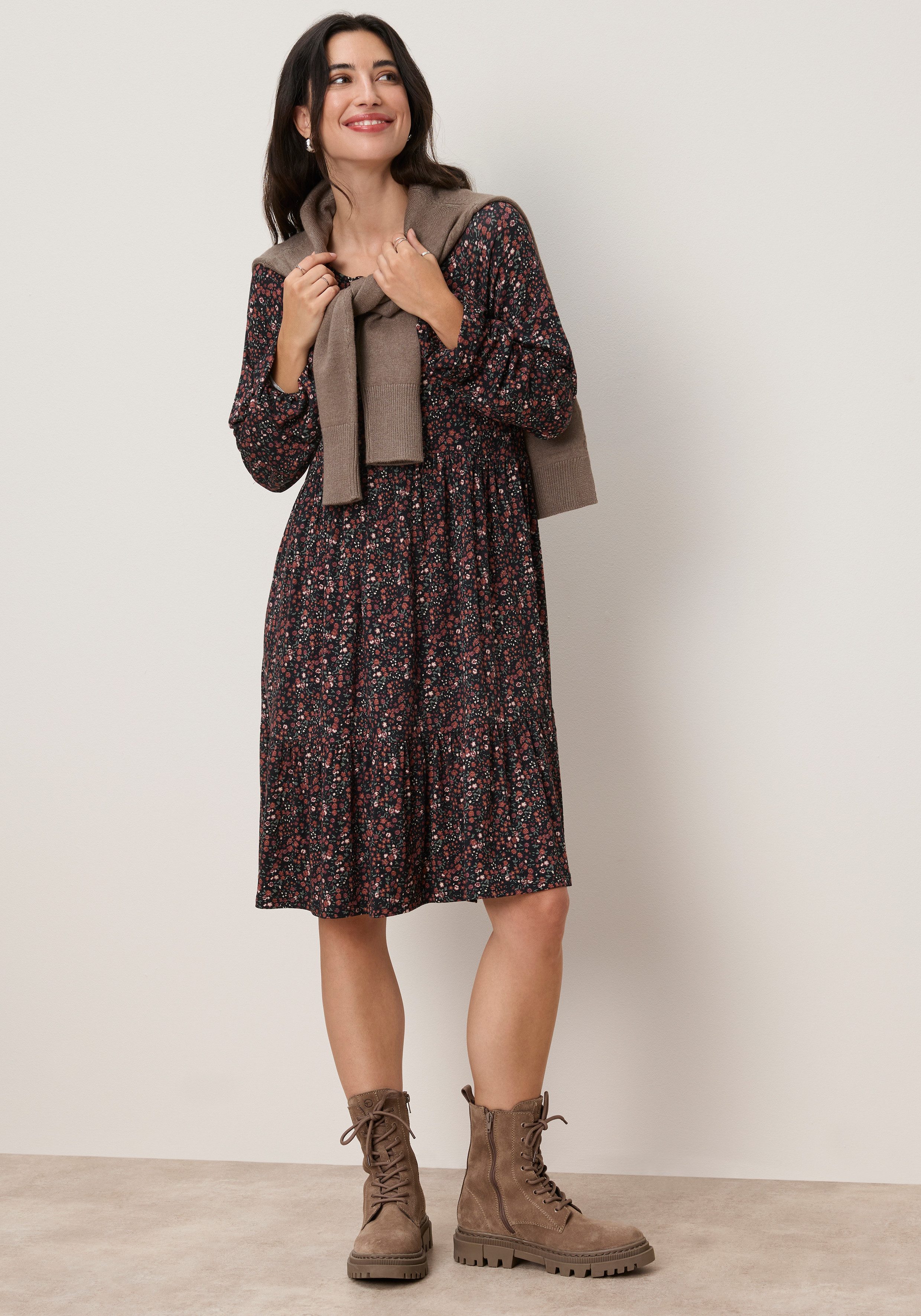 Tamaris Jerseykleid mit figurbetonter Passform, Mini-Länge, geblümte Optik mit modernen Schleifen-Details