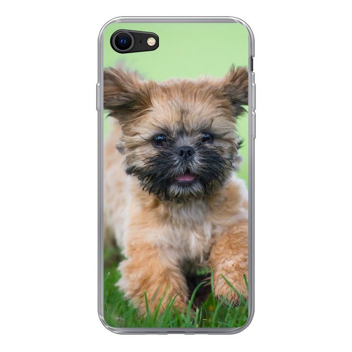 MuchoWow Handyhülle Ein niedlicher Shih Tzu Hund der durch das Gras läuft Handyhülle Apple iPhone 8 Smartphone-Bumper Print Handy Schutzhülle
