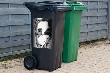 MuchoWow Wandsticker Junger Affe schaut in die Kamera - schwarz-weiß (1 St), Mülleimer-aufkleber, Mülltonne, Sticker, Container, Abfalbehälter