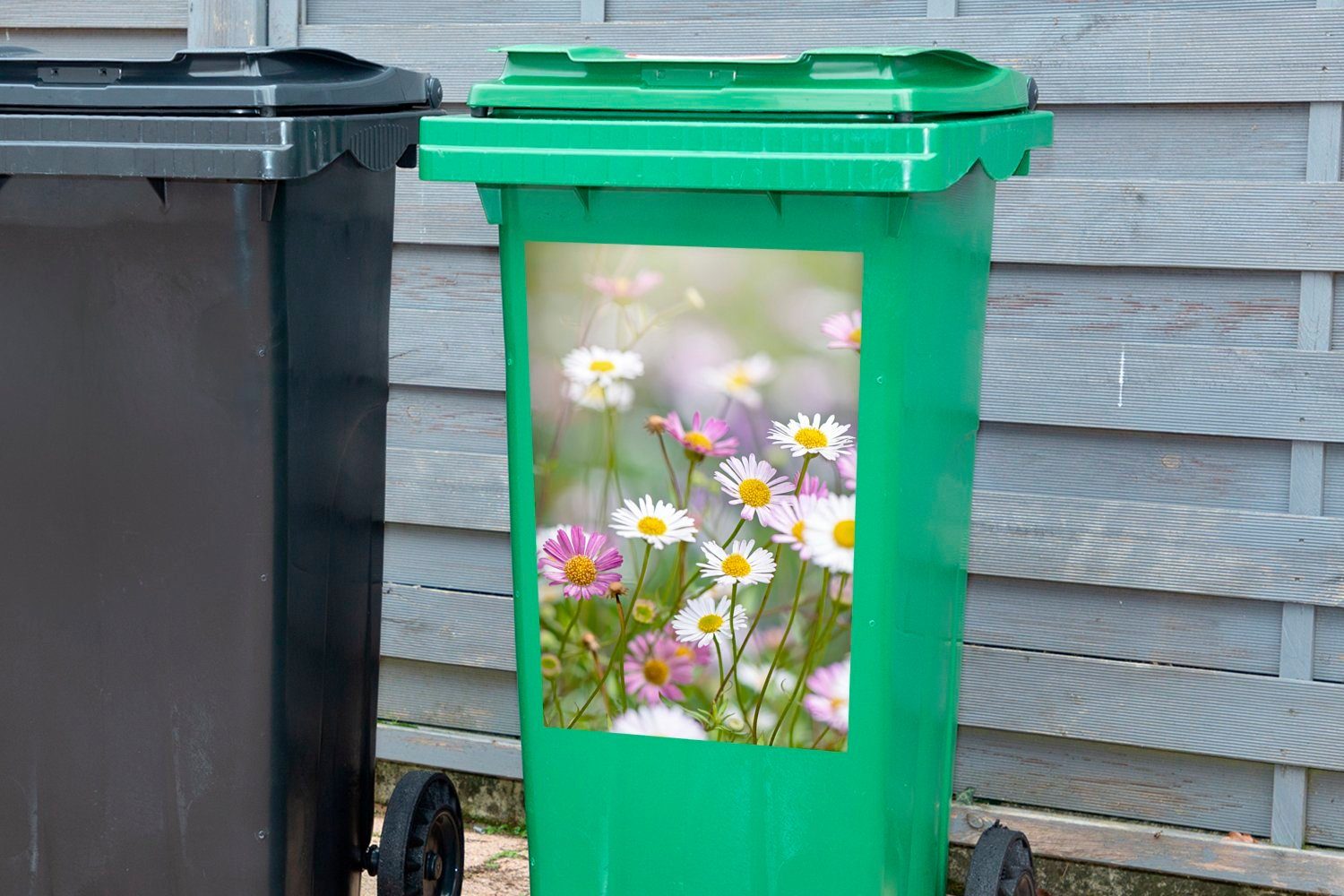 MuchoWow Wandsticker Nahaufnahme Mülltonne, (1 St), Sticker, Gänseblümchen Mülleimer-aufkleber, von Abfalbehälter Container