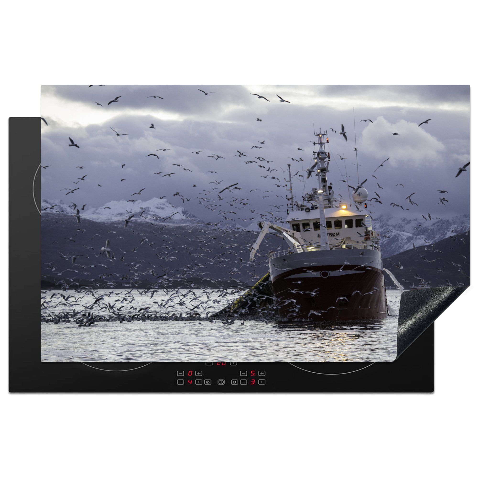 MuchoWow Herdblende-/Abdeckplatte Ein Fischerboot zieht sein Netz hoch und wird von einem riesigen, Vinyl, (1 tlg), 81x52 cm, Induktionskochfeld Schutz für die küche, Ceranfeldabdeckung