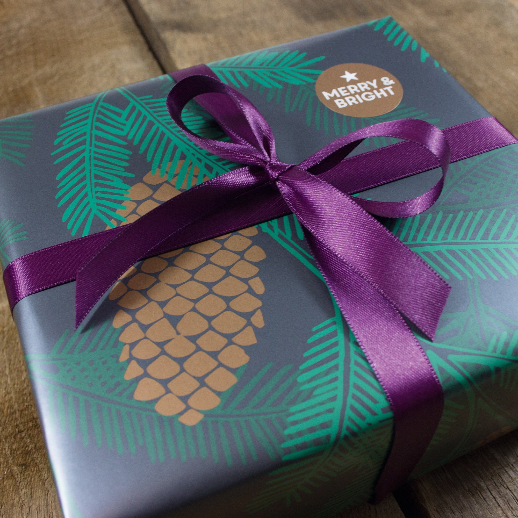 Bow & Hummingbird Geschenkpapier Geschenkpapier O Tannenbaum, Bow & Hummingbird, Metallicfarben