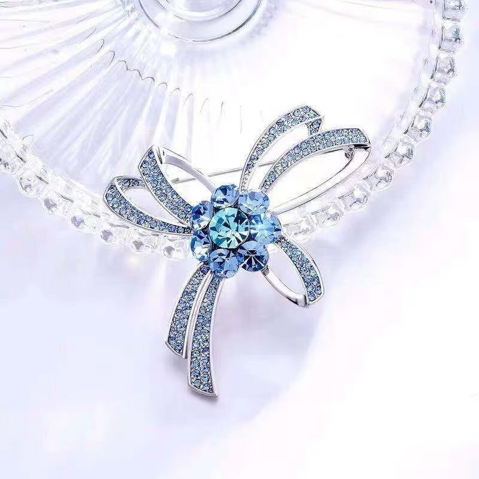 MayTree Brosche "blaue Schleife", mit Strass-Steinen blau (Stück, 1-tlg), Metallbrosche in Form einer Schleife mit blauen Strass-Steinen