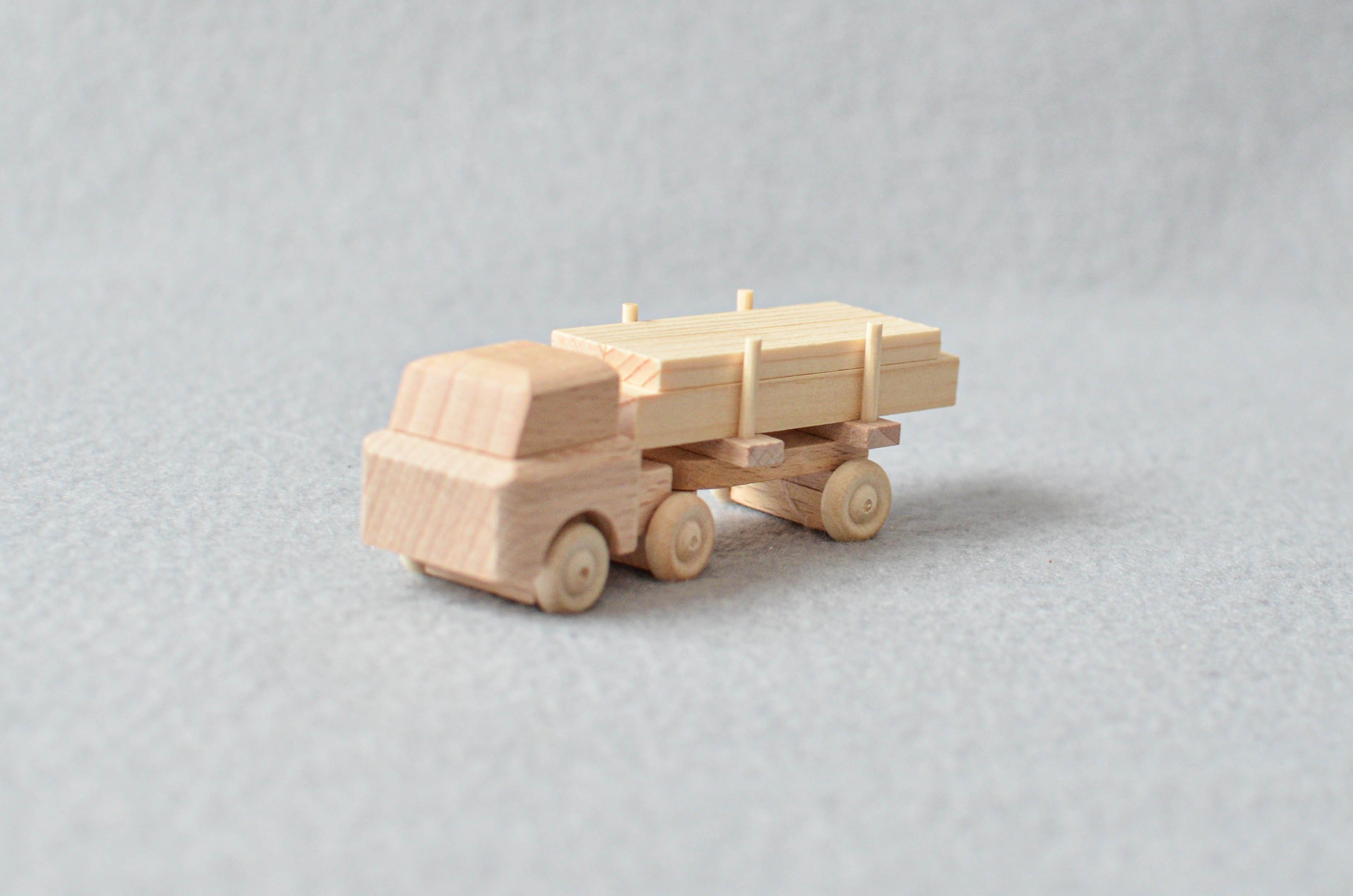 Spielzeug-Auto Holzspielzeug Lastenauto mit Auflieger mit Langholz natur HxBxT 3,5x7, Mit Auflieger, mit Langholz