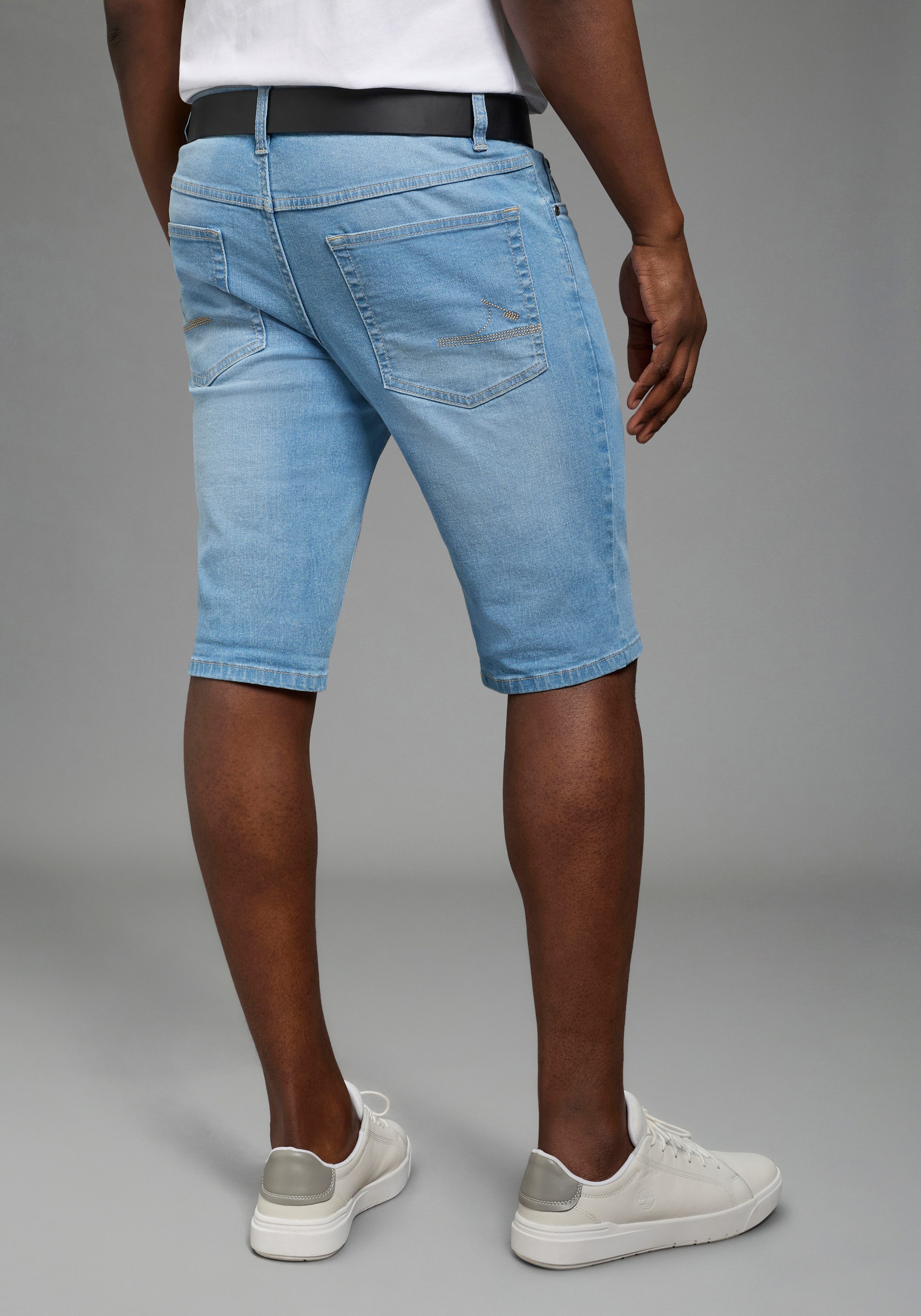 DELMAO Jeansshorts gerade geschnittene Beine, Regular-Fit, kniefreie Länge