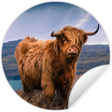 MuchoWow Wandsticker Schottischer Highlander - Berg - Wasser - Natur - Kuh (1 St), Tapetenkreis für Kinderzimmer, Tapetenaufkleber, Rund, Wohnzimmer