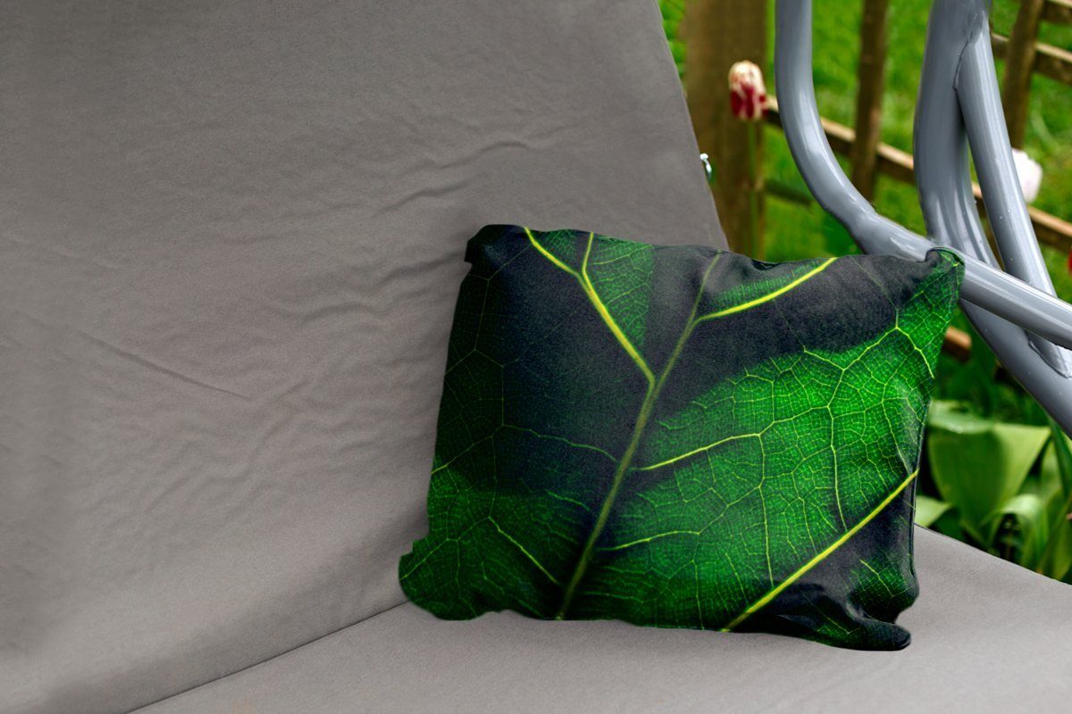 MuchoWow Dekokissen Schatten über einem grünen Outdoor-Dekorationskissen, Kissenhülle Dekokissenbezug, Polyester, Blatt